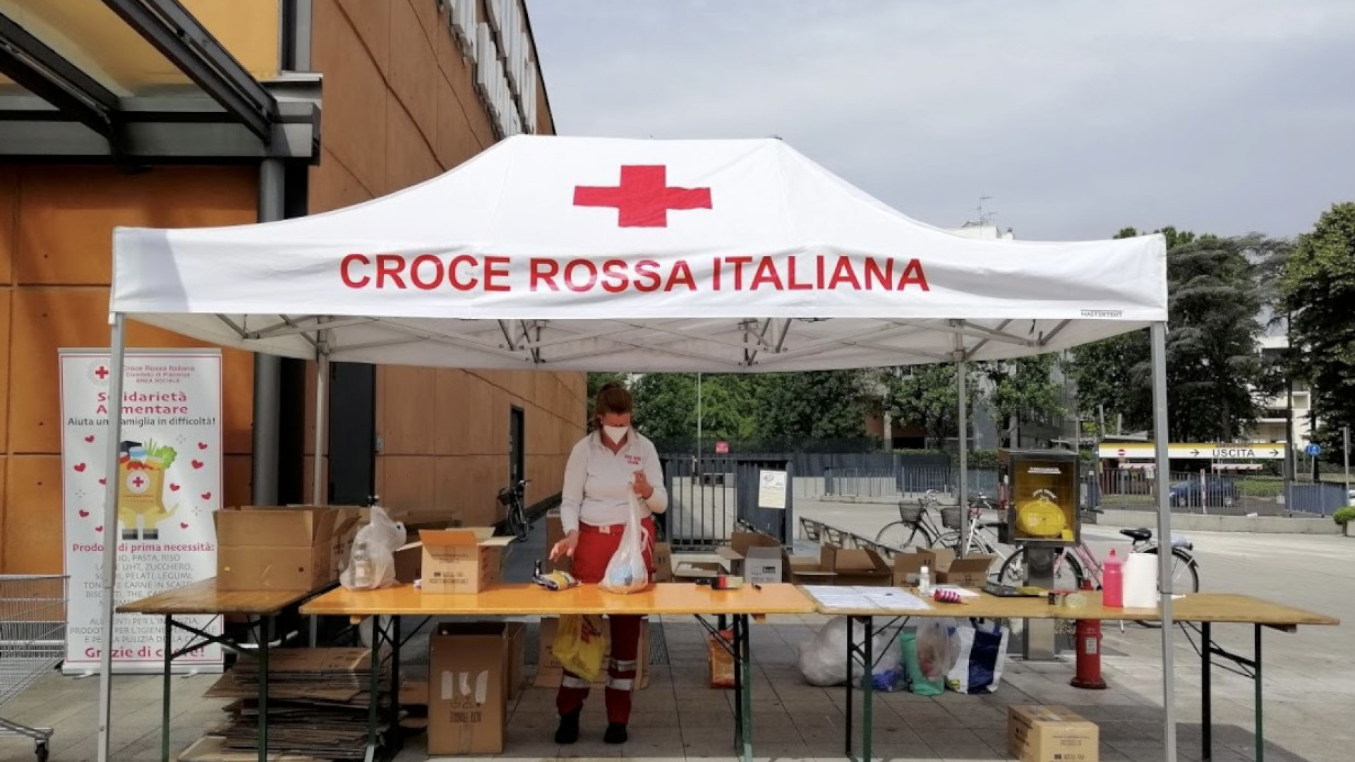Solidarietà, sabato 5 giugno torna la raccolta alimentare nei punti vendita Esselunga