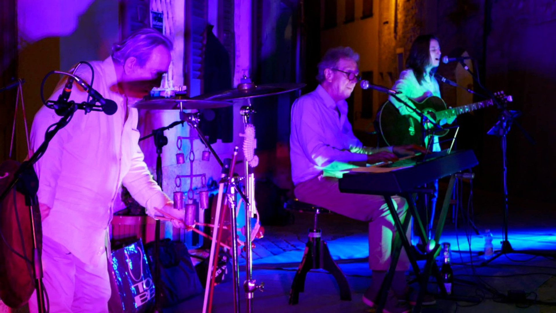 John Greaves, Anna Barbazza e Lino Capra Vaccina incantano il borgo