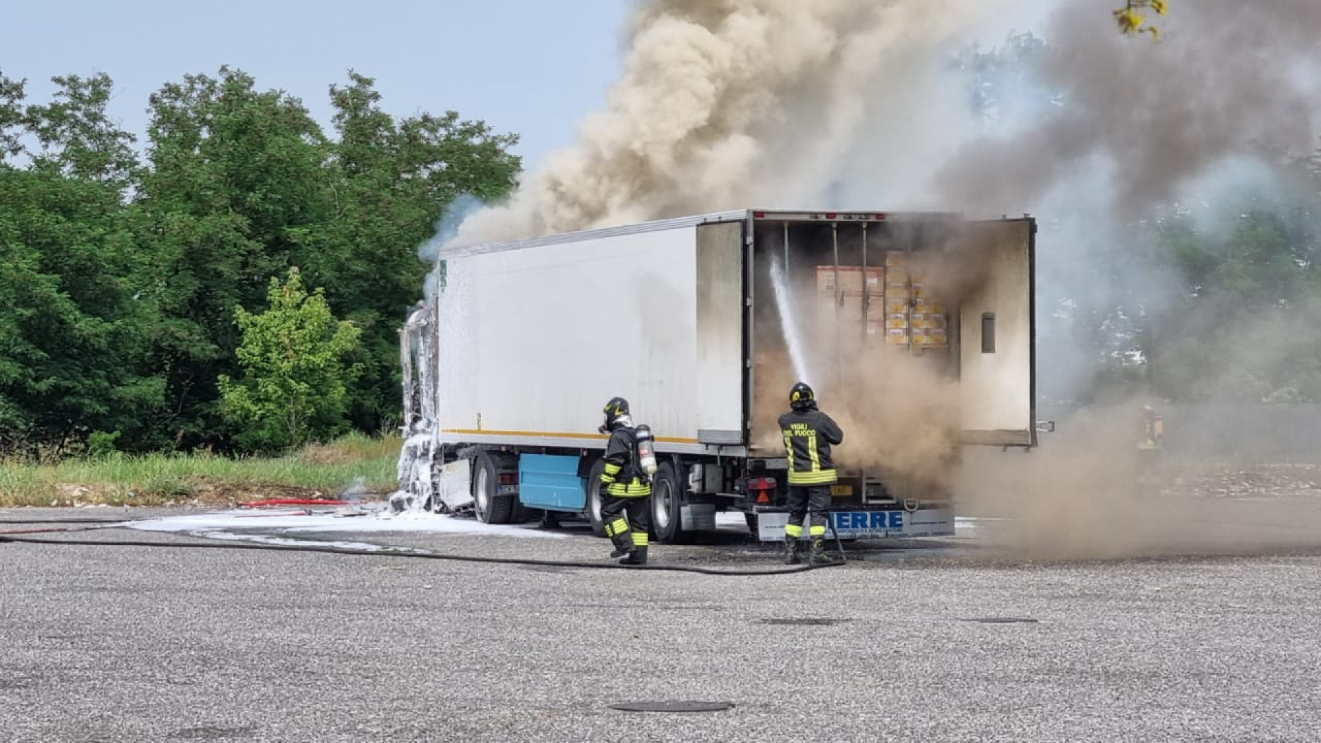 Sente odore di fumo e si ferma nel parcheggio appena in tempo. Camion in fiamme
