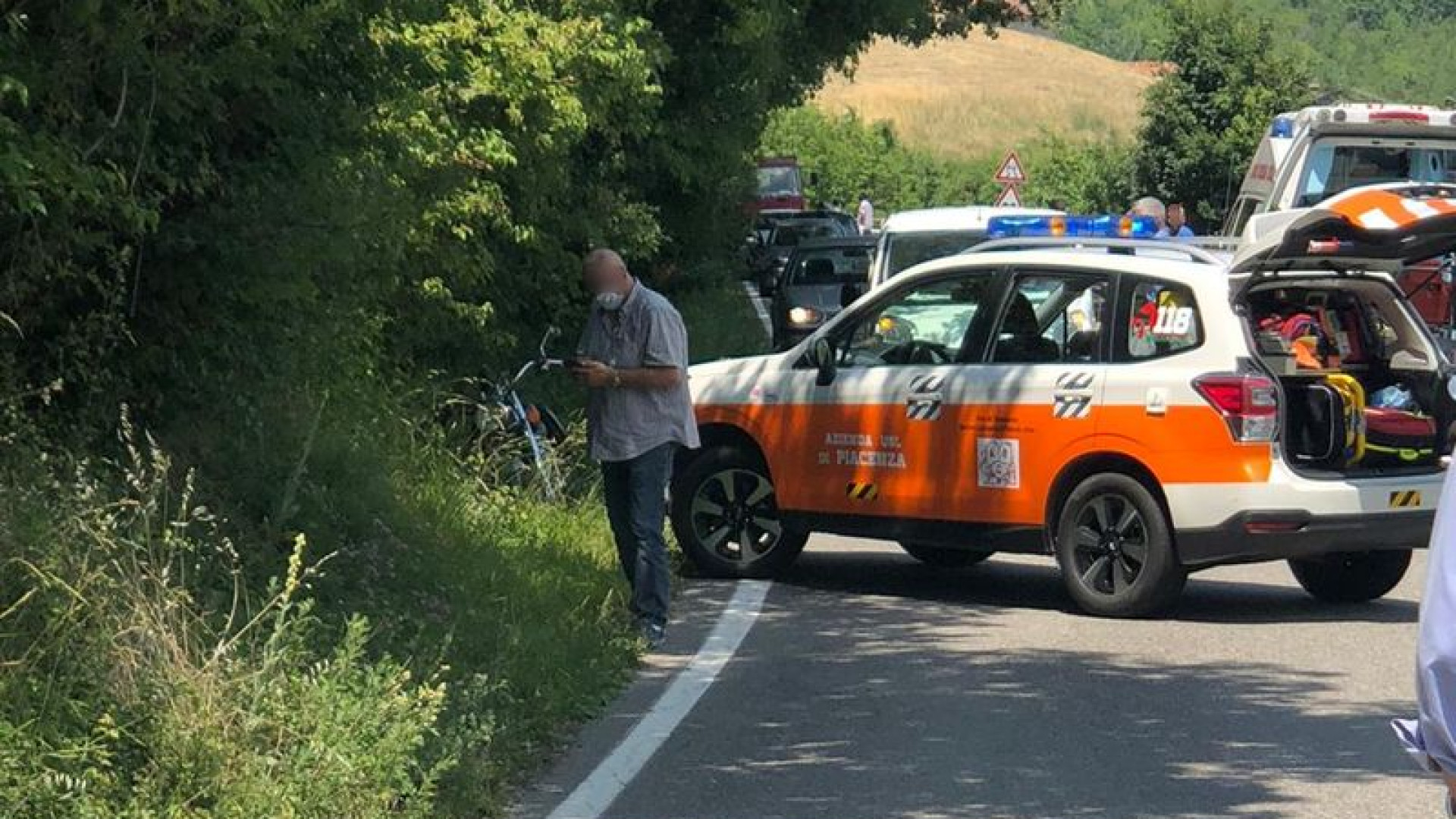 Marito e moglie escono di strada con la moto: donna grave