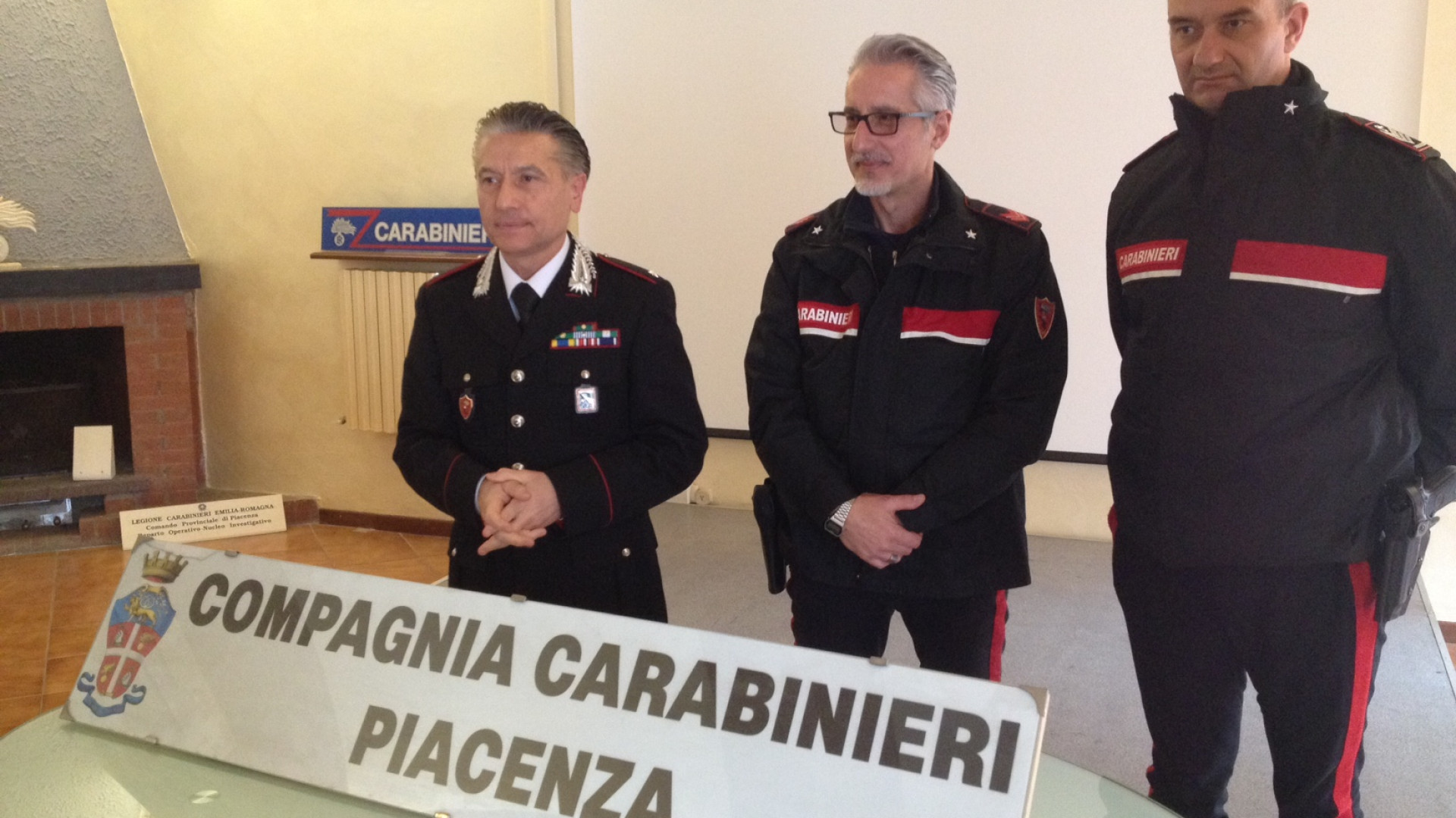 Rompe il naso alla moglie con un pugno, poi intralcia il traffico: artigiano piacentino arrestato