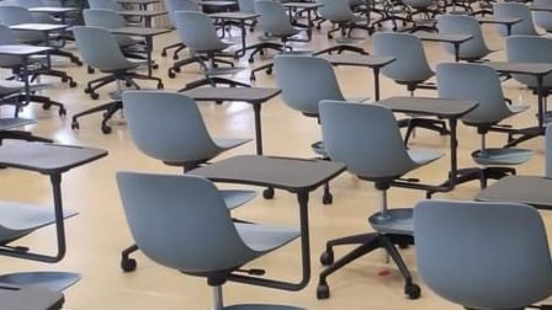 I sindacati: "Aumentano gli alunni alle Superiori, perché ridurre gli organici?"