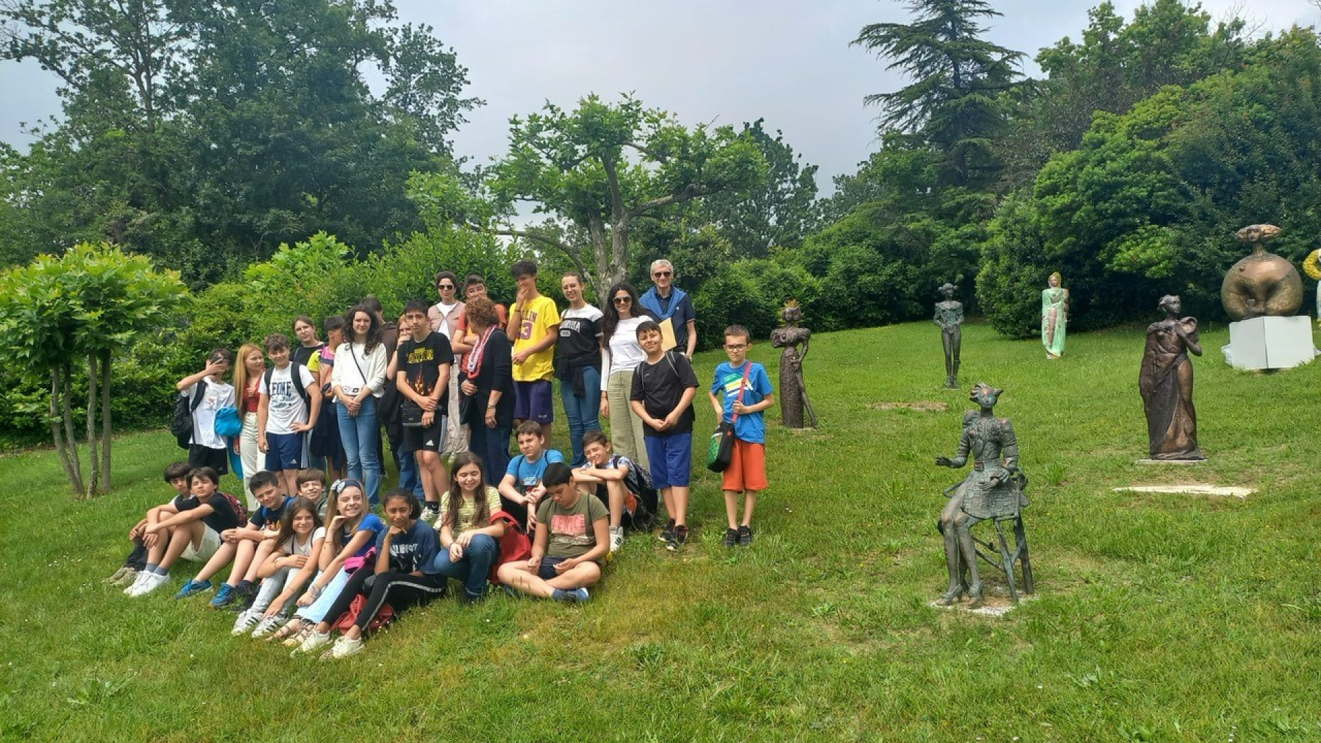 Gli studenti di Gropparello a scuola di bellezza tra le statue di Sergio Brizzolesi