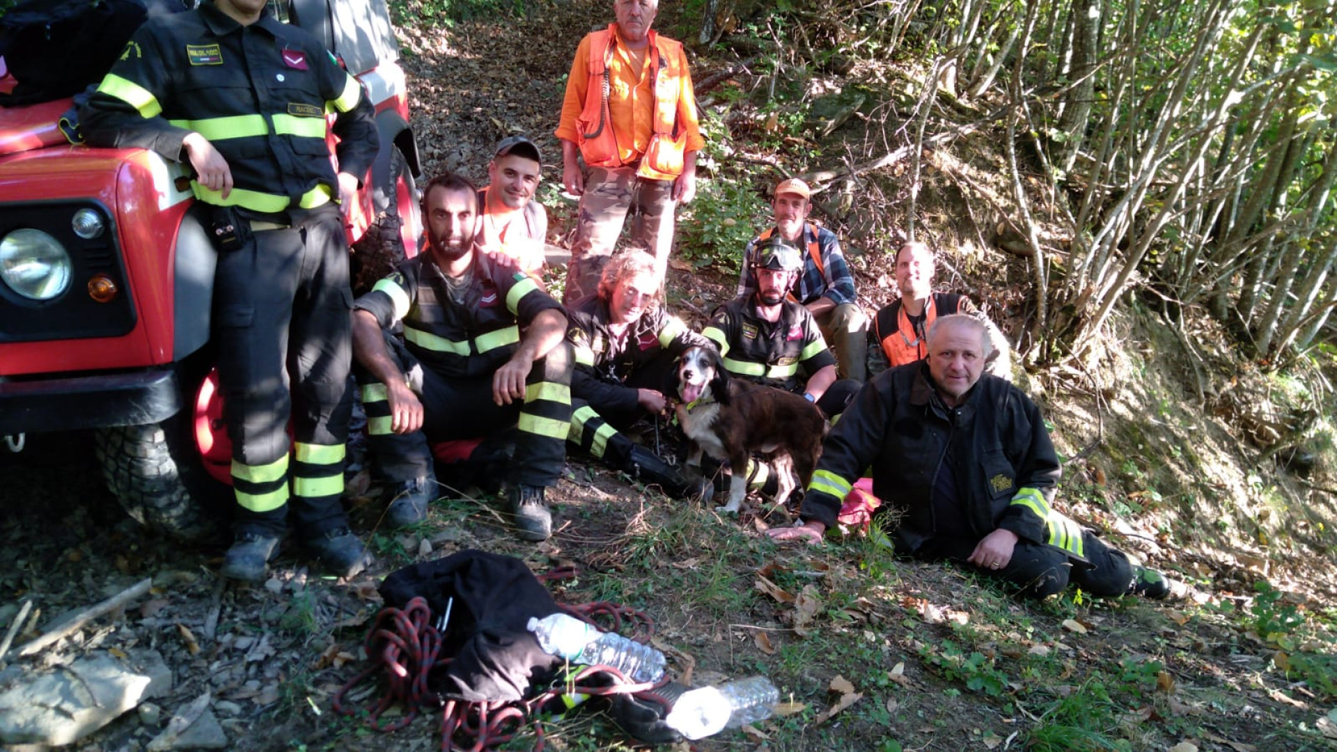 I cani Alvin e Diana cadono in un dirupo di 300 metri, salvati dai vigili del fuoco