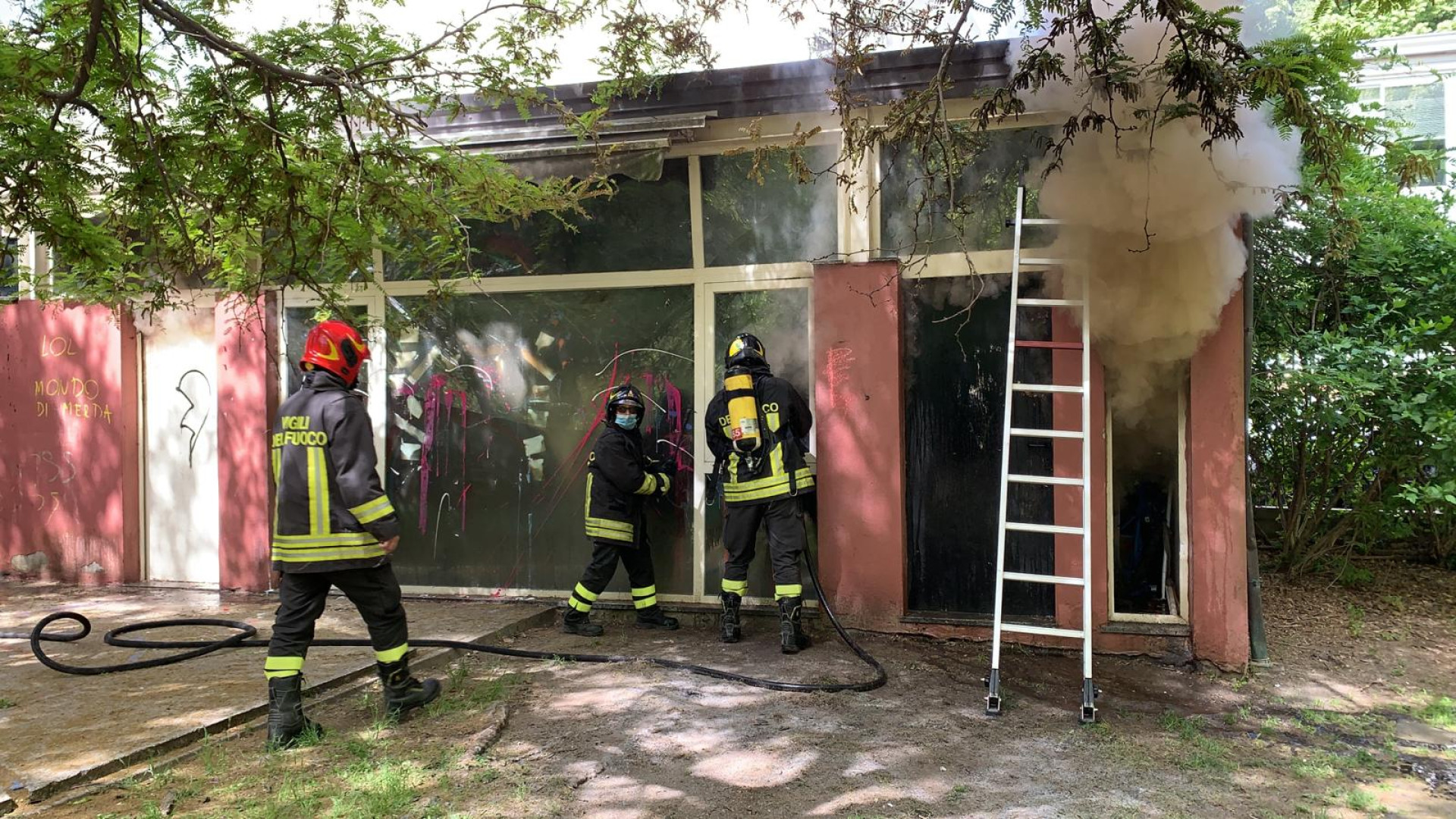 Incendio ai giardini di via Giarelli: a fuoco l'edificio dei bagni