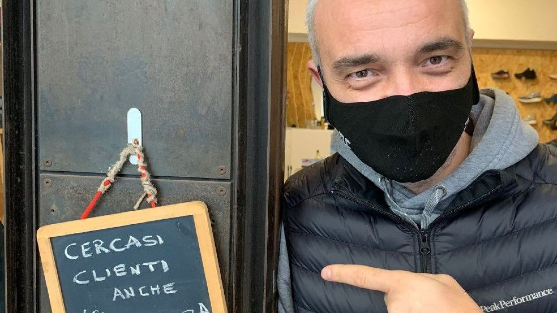 “Cercasi clienti anche prima esperienza”: il negoziante che non perde l'ottimismo