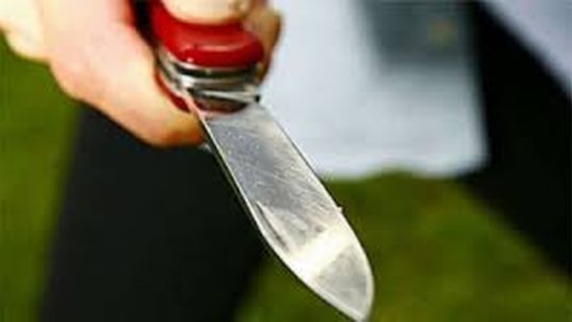 Via Einaudi, lite per una ragazza finisce con una coltellata 