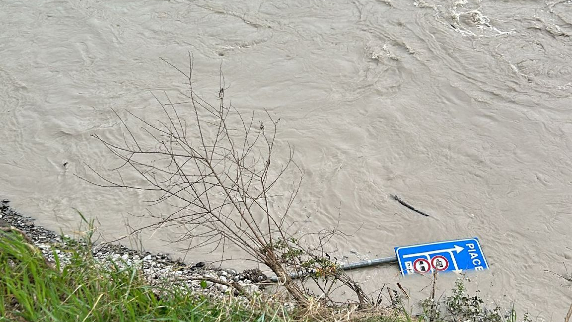 Marsaglia, il Trebbia continua a erodere la sponda: cartelli finiscono nel fiume