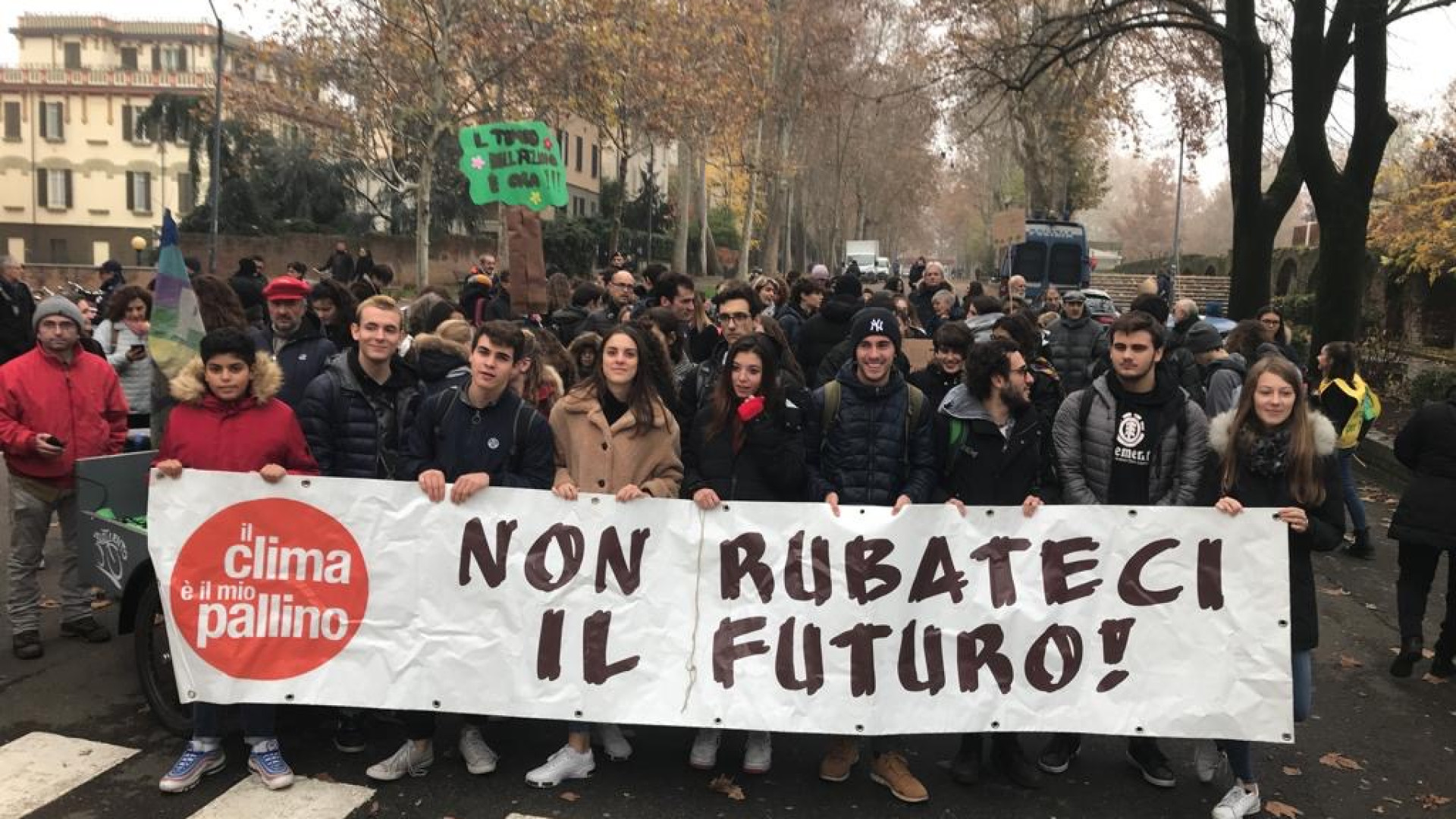 Ragazzi in corteo per l'emergenza-clima e per salvare le aree verdi cittadine