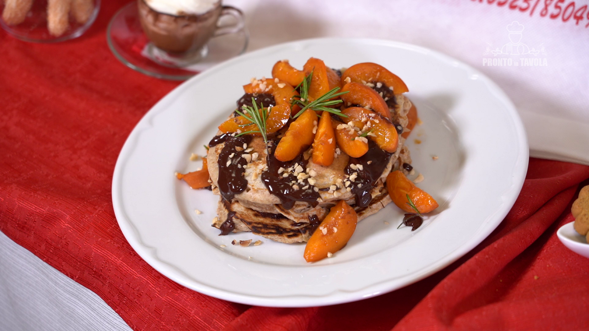 Pancakes con crema alle nocciole e cacao, albicocche al forno con caffè espresso
