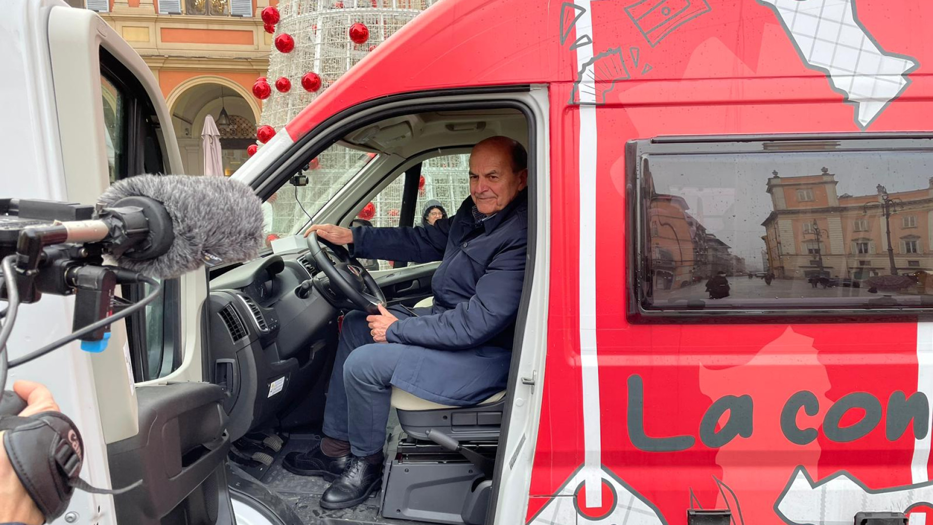 In piazza Cavalli l’ex ministro Bersani alla guida del camper dei diritti con la Cgil