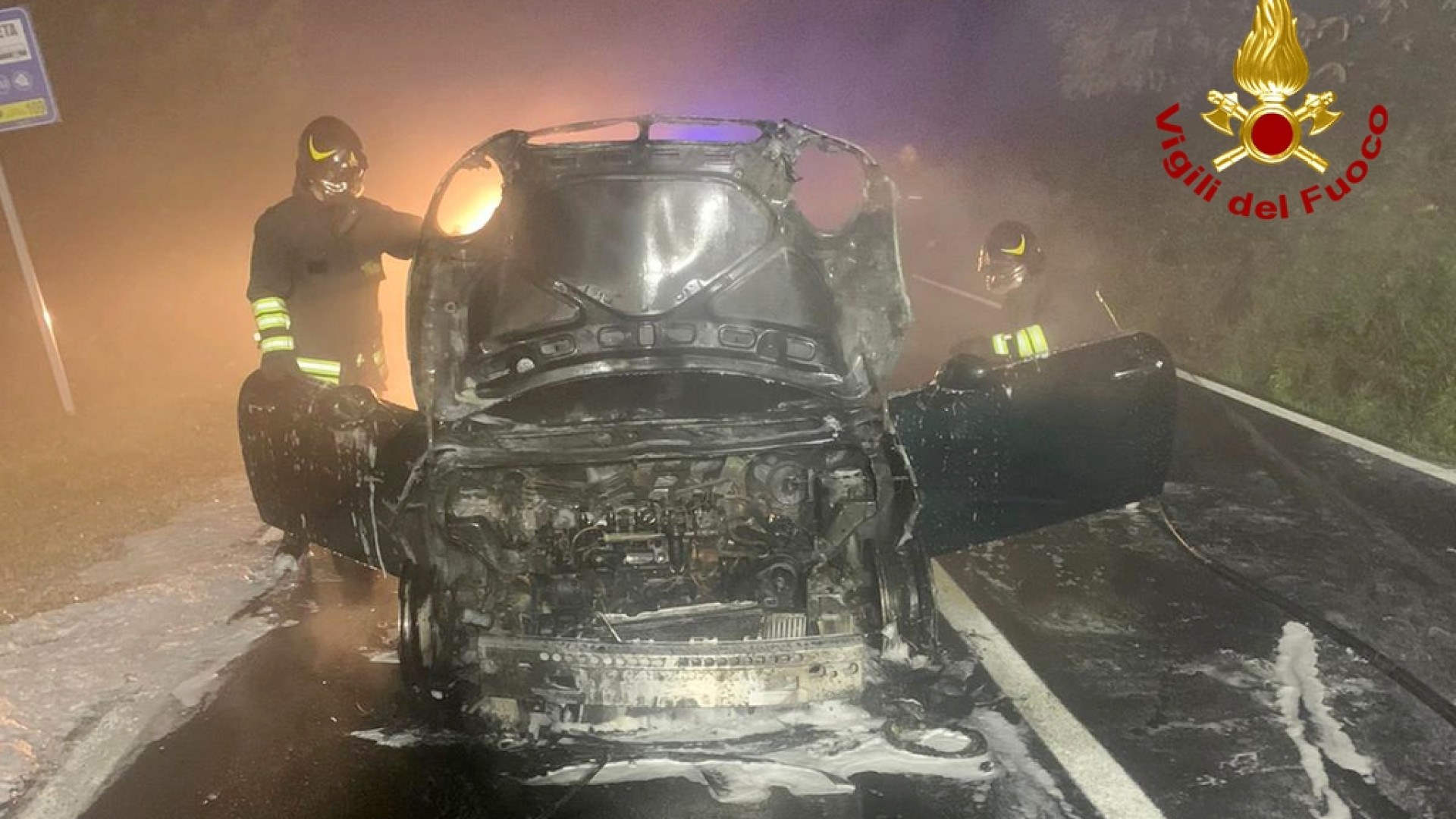 Auto a fuoco sulla strada del Penice, a Bobbio. Mamma e figlia uscite appena in tempo