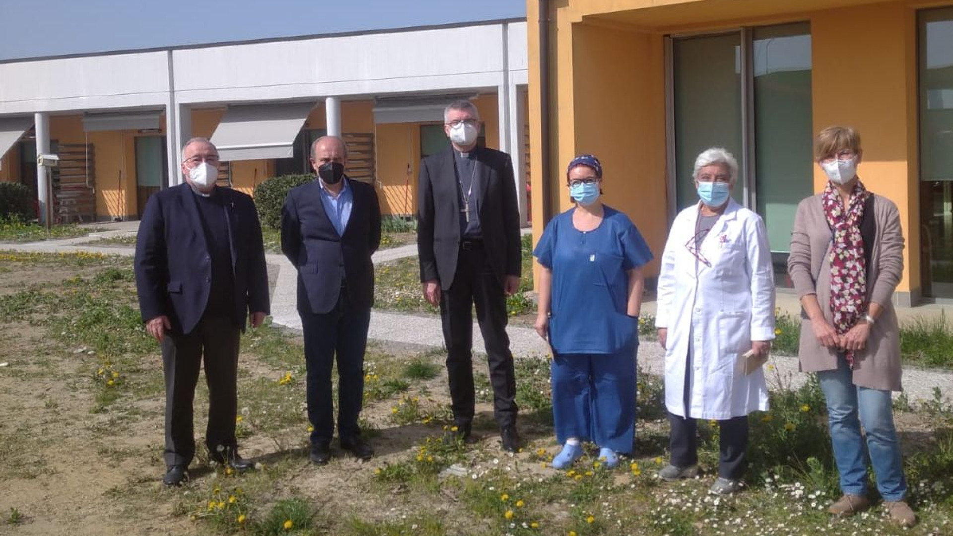 Visita del vescovo all'Hospice. "Professionalità e umanità preziose nella malattia"