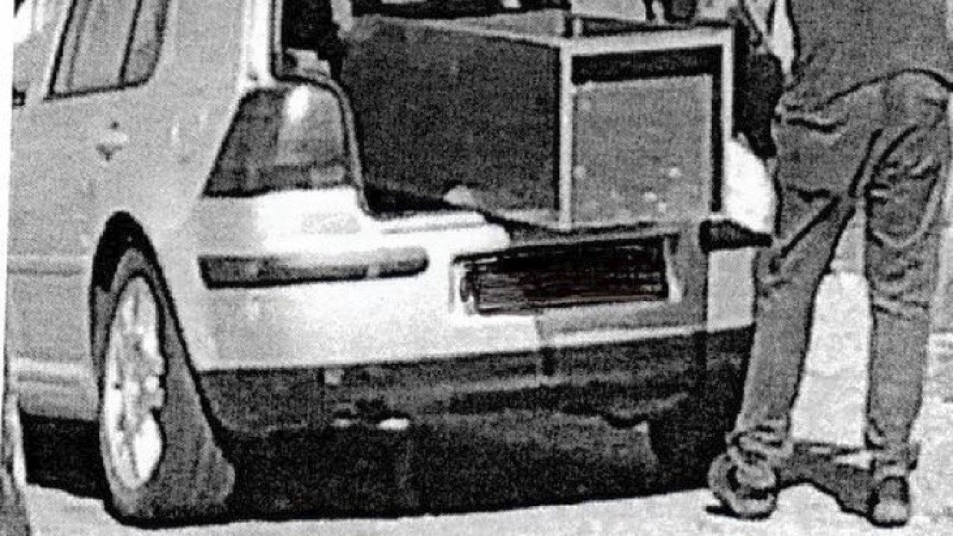 Abbandona rifiuti in strada, ma i filmati lo incastrano: multa da 400 euro