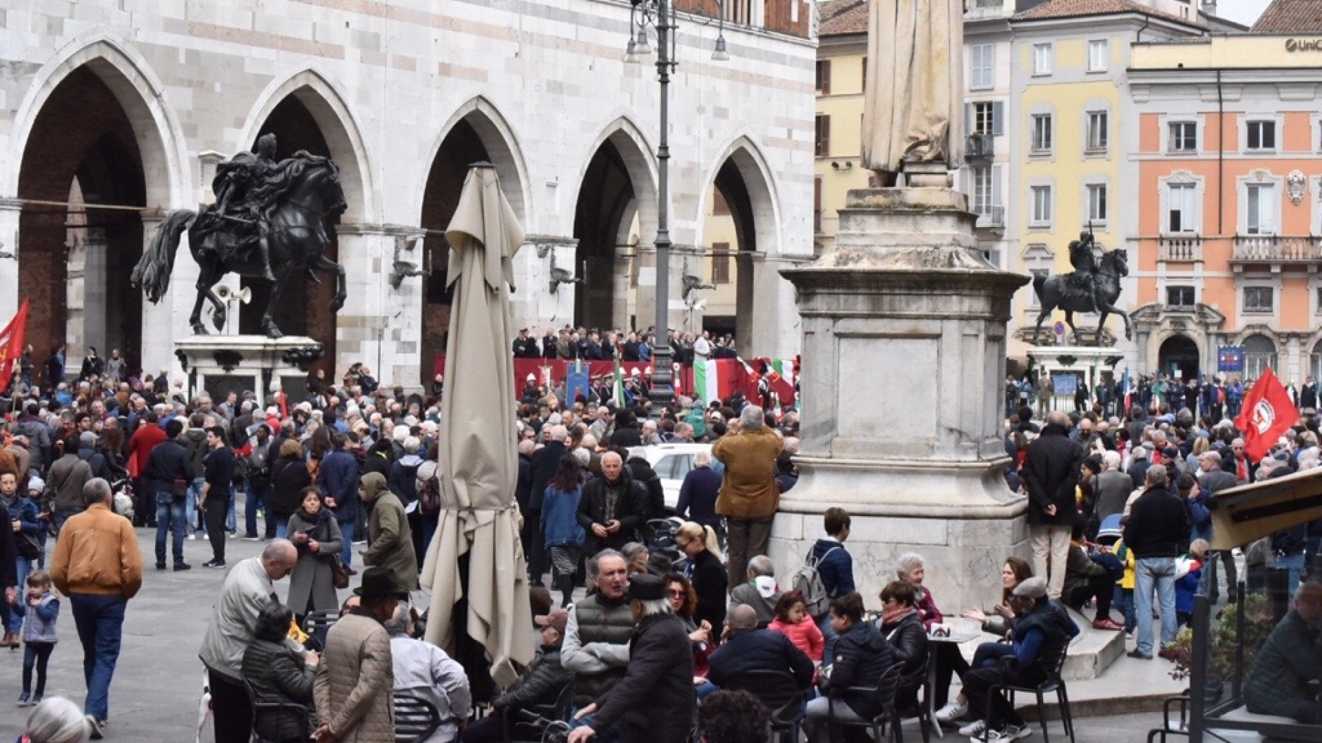 Cinquecento piacentini in piazza per il 25 aprile, polemiche per alcuni contestatori