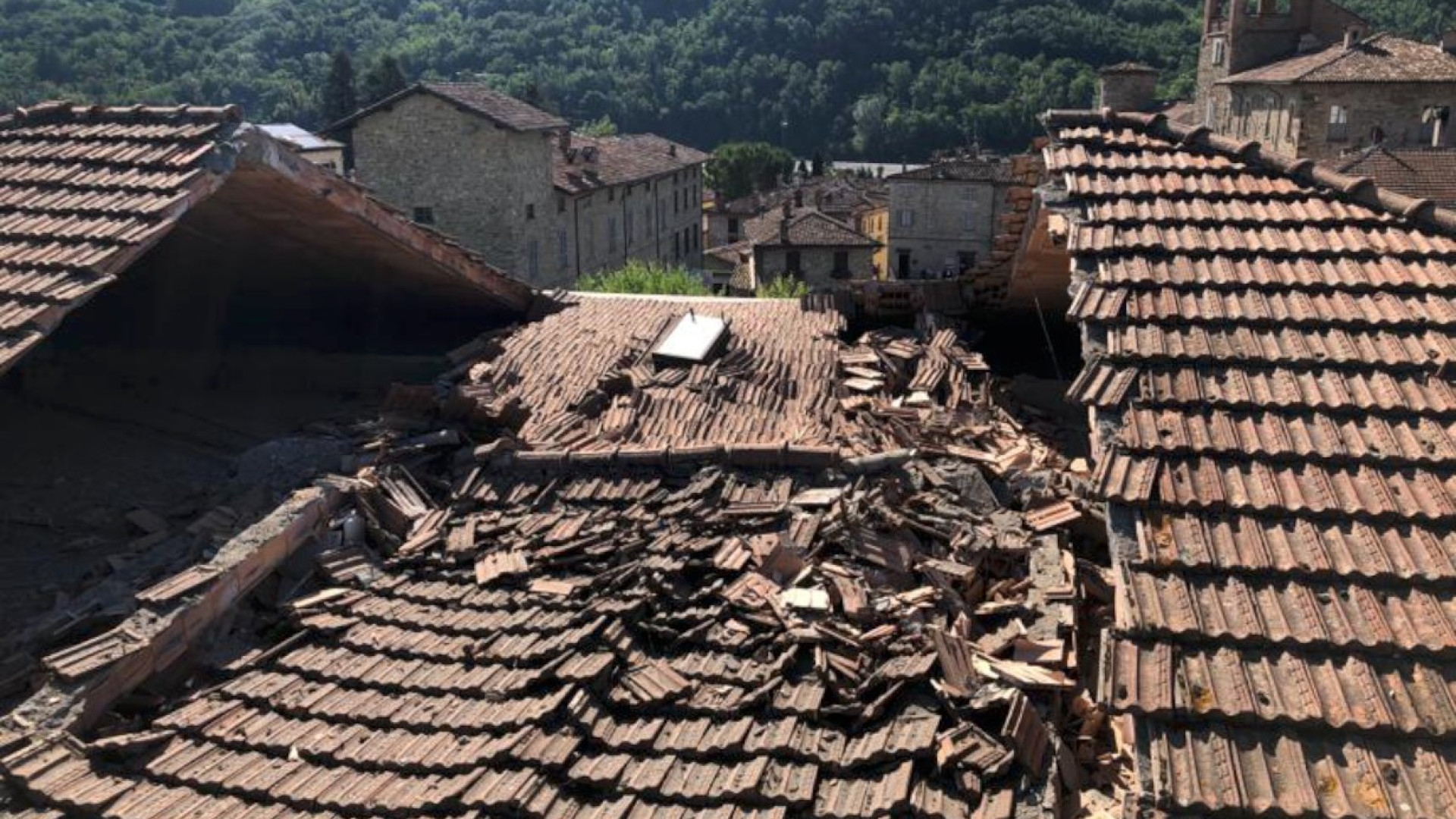 Travo, tetto da rifare completamente. Ipotesi lesioni da terremoti