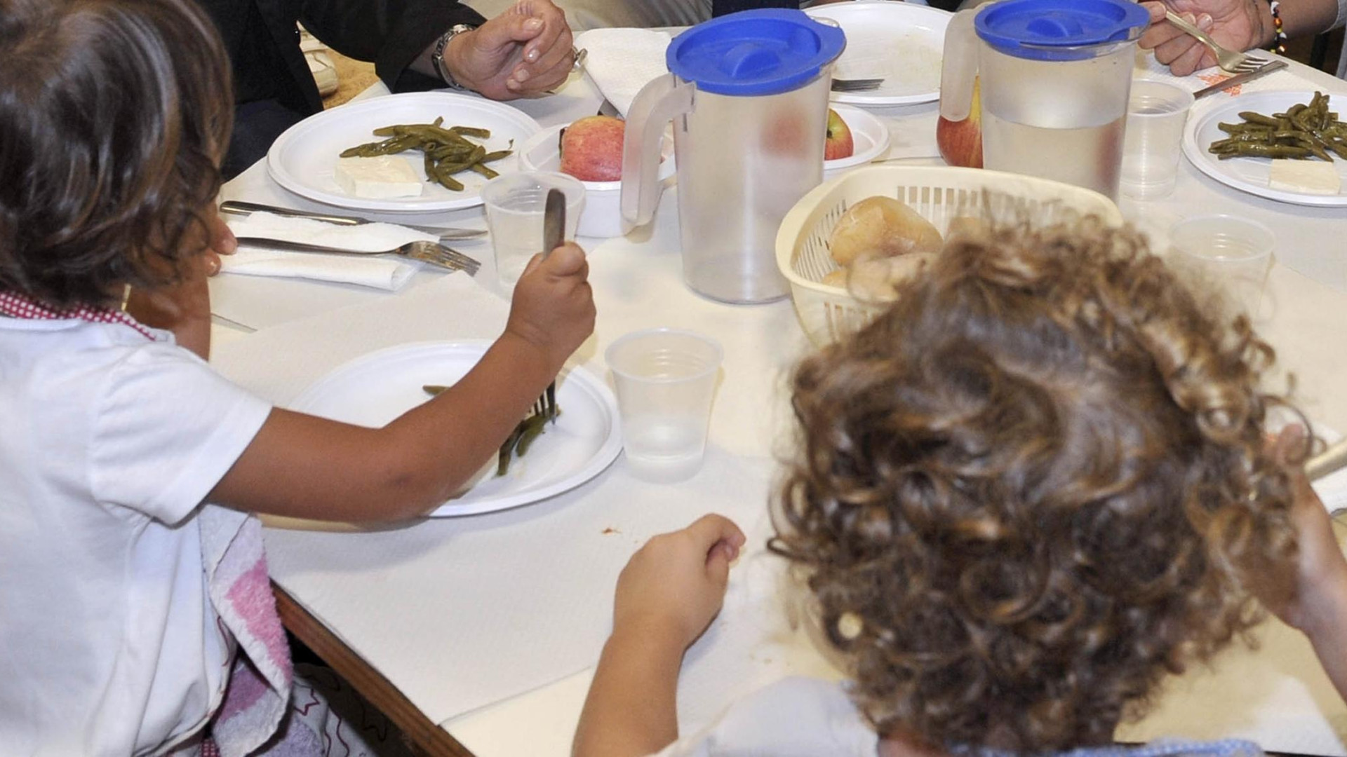 Mense scolastiche, i genitori: "Perché cambiare menù senza un confronto?"