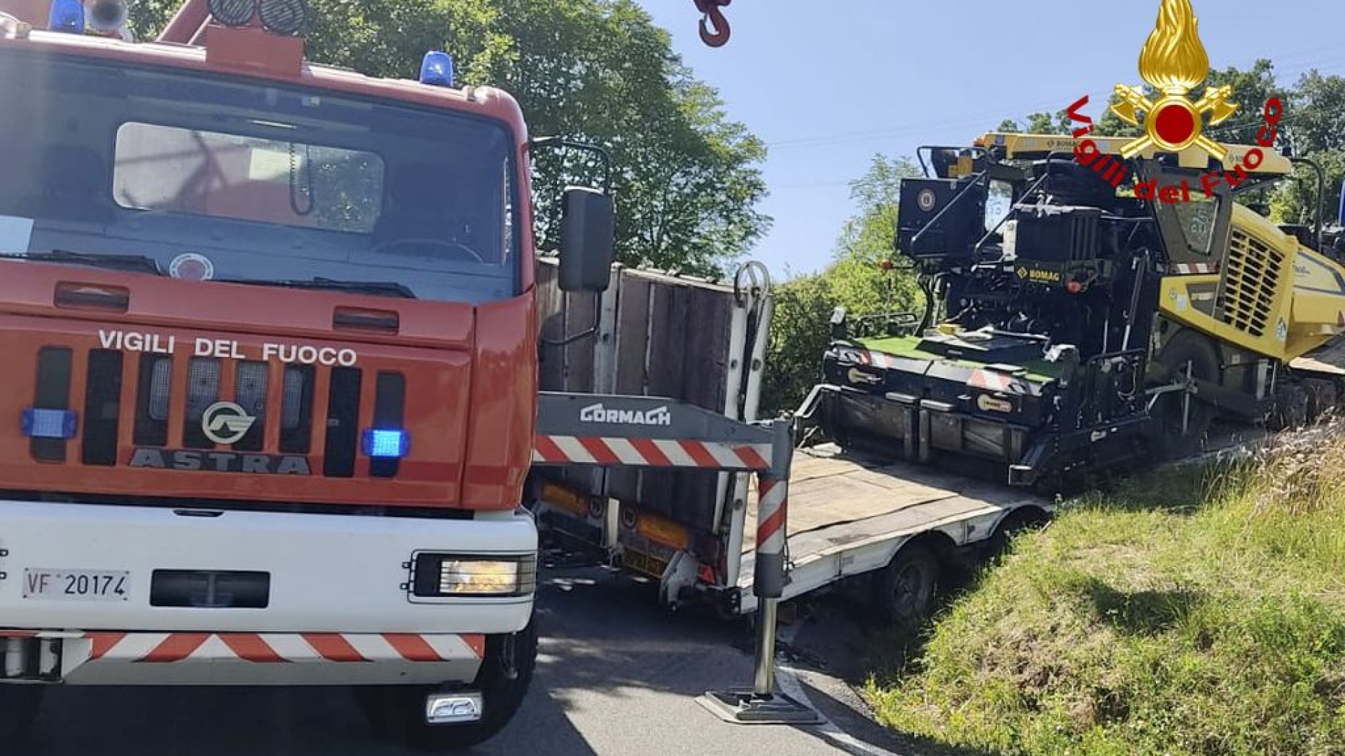 Farini, camion rimane bloccato in un tornante: recuperato con autogru
