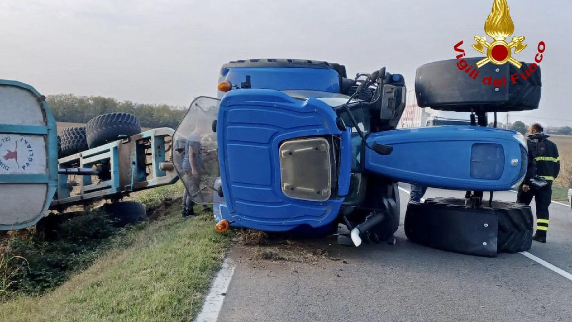 Trattore si ribalta lungo la via Emilia alle porte di Fiorenzuola. Traffico in tilt