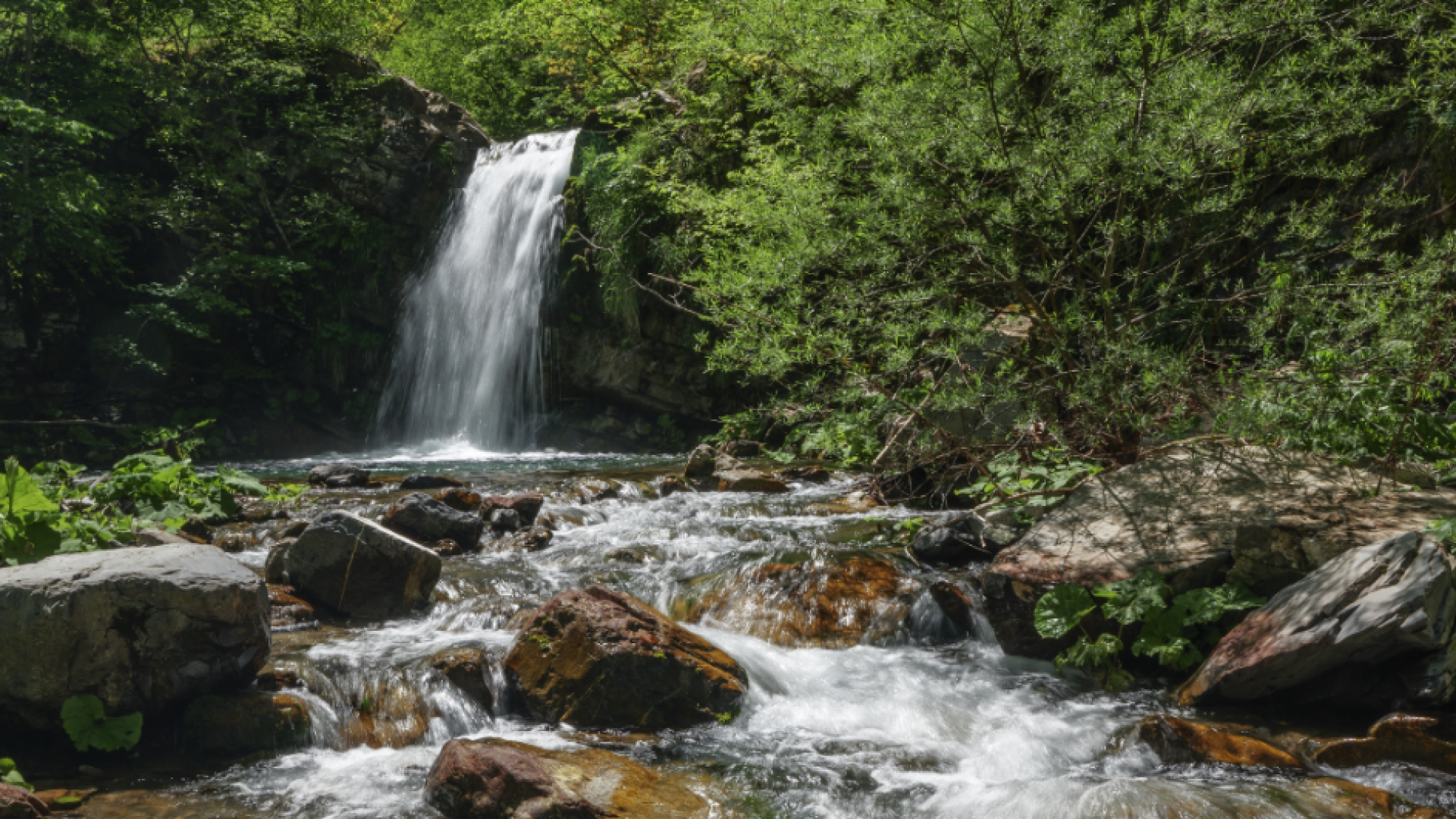 Val Boreca, l'incanto della cascata di Suzzi e il rudere del mulino