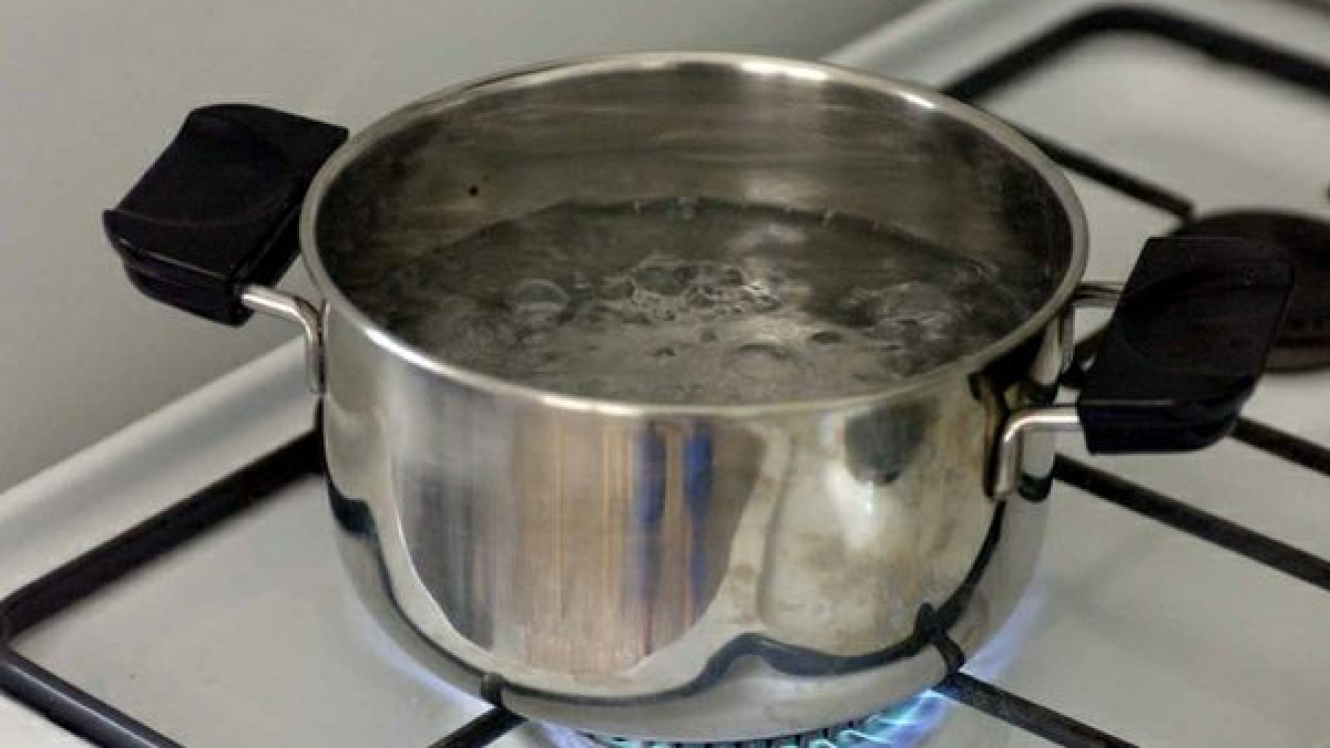 Lascia il pentolino sul fornello, prende fuoco la cucina. Salvata dai vicini