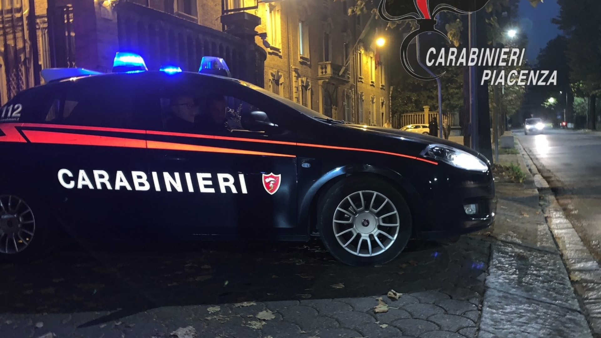 Ubriaco dorme in auto e aggredisce i carabinieri che lo svegliano: denunciato