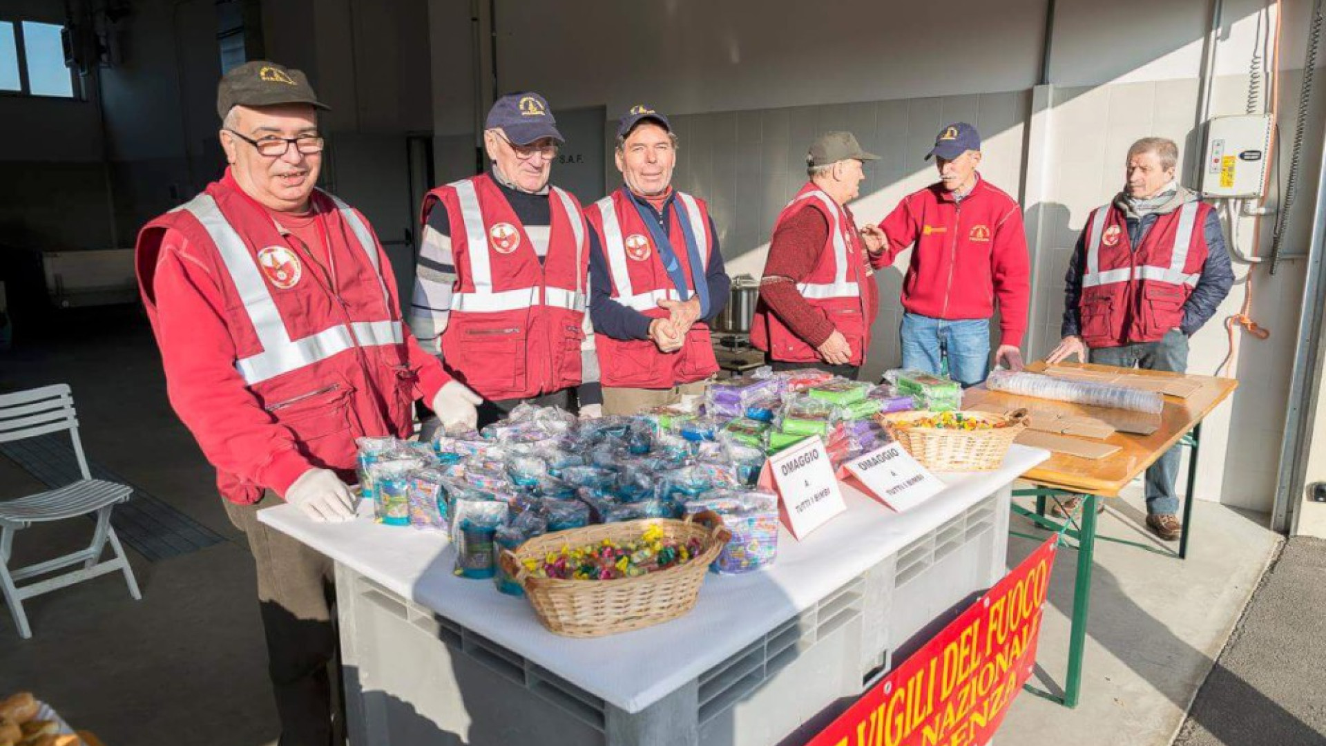 Non solo incendi: con giocattoli e fondi la solidarietà passa dai vigili del fuoco