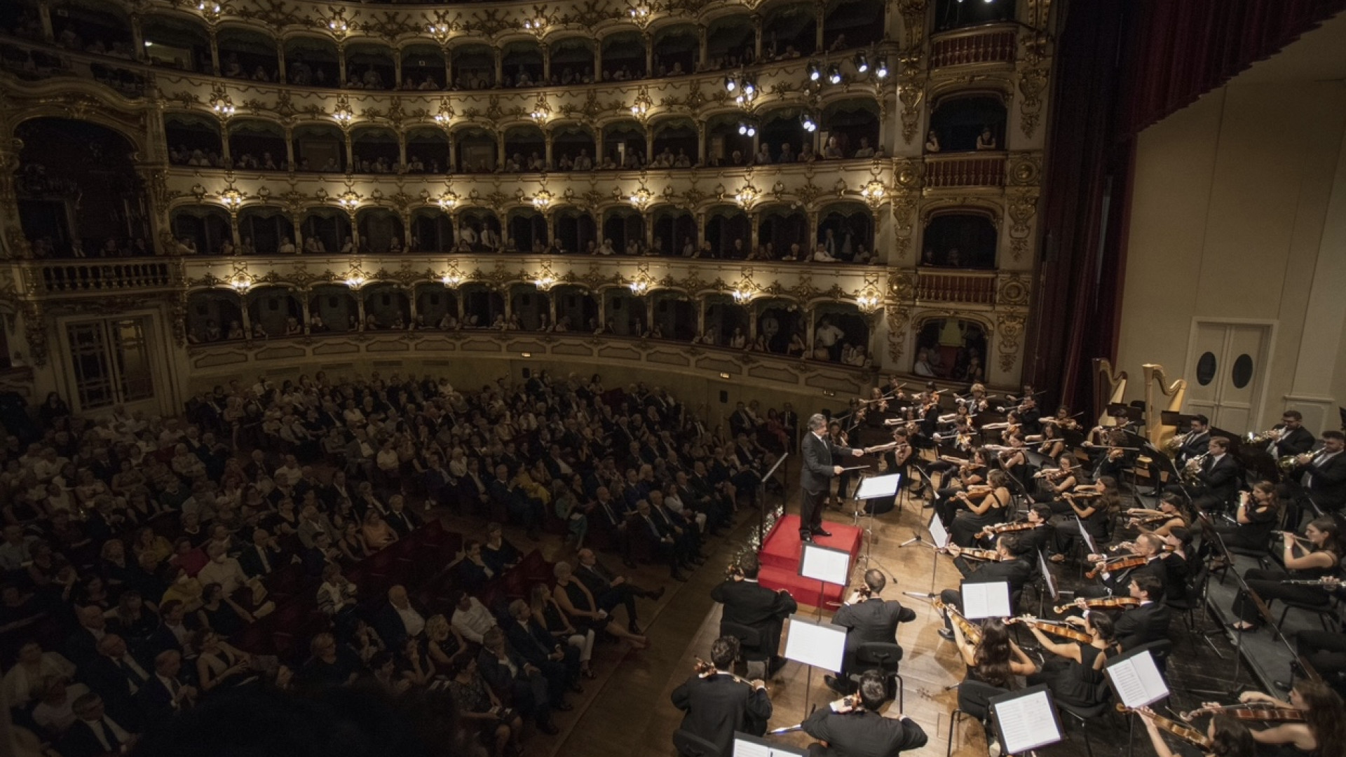 Il Municipale in piedi per Muti: “Bisogna credere nella musica dei giovani”
