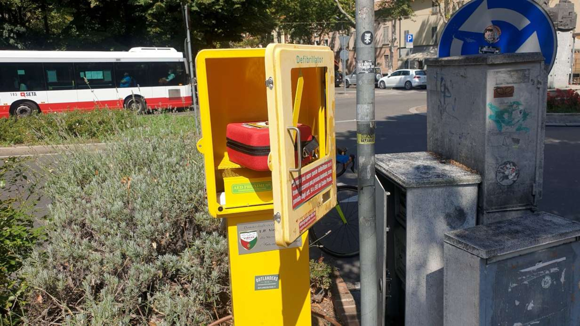 Piazzale Genova, in frantumi il vetro della teca del defibrillatore