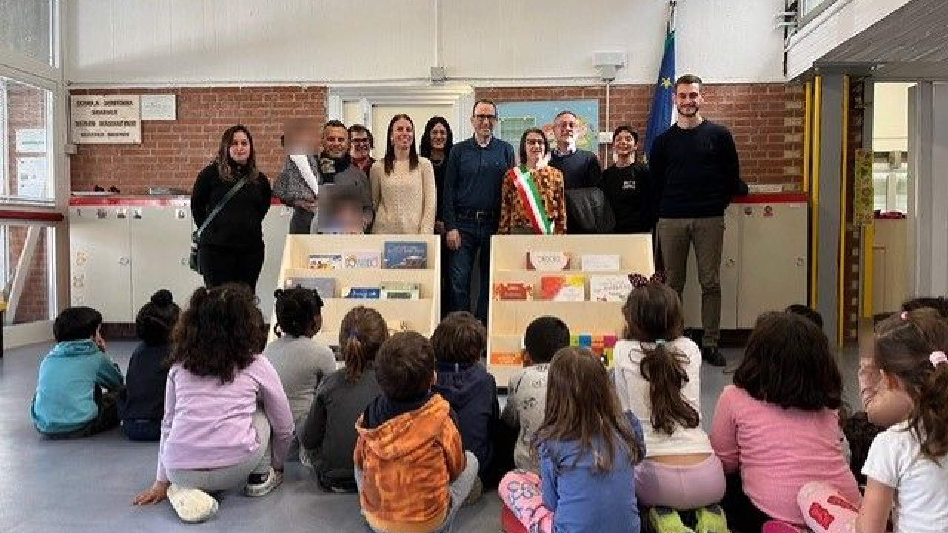 Cadeo, negozianti regalano alla scuola due mobili realizzati dal falegname