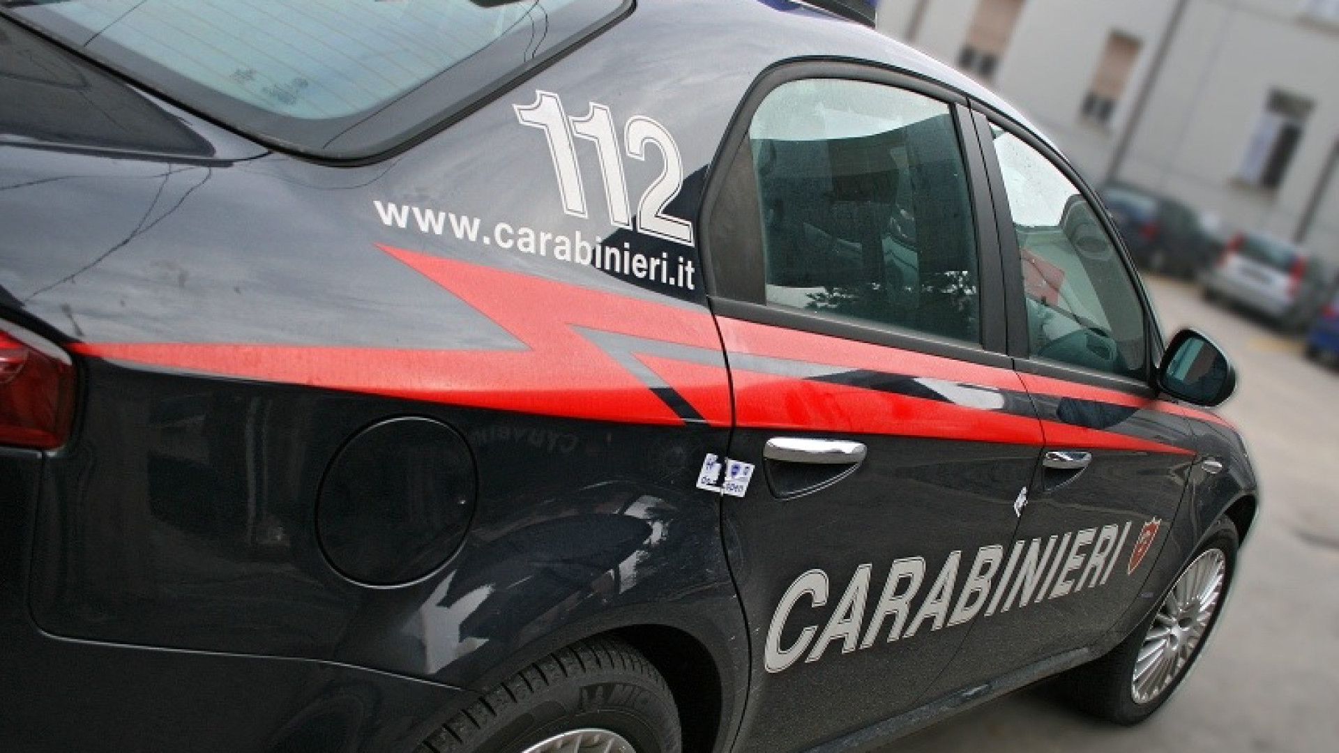 Infastidisce i clienti di un locale e aggredisce i carabinieri: italiano arrestato