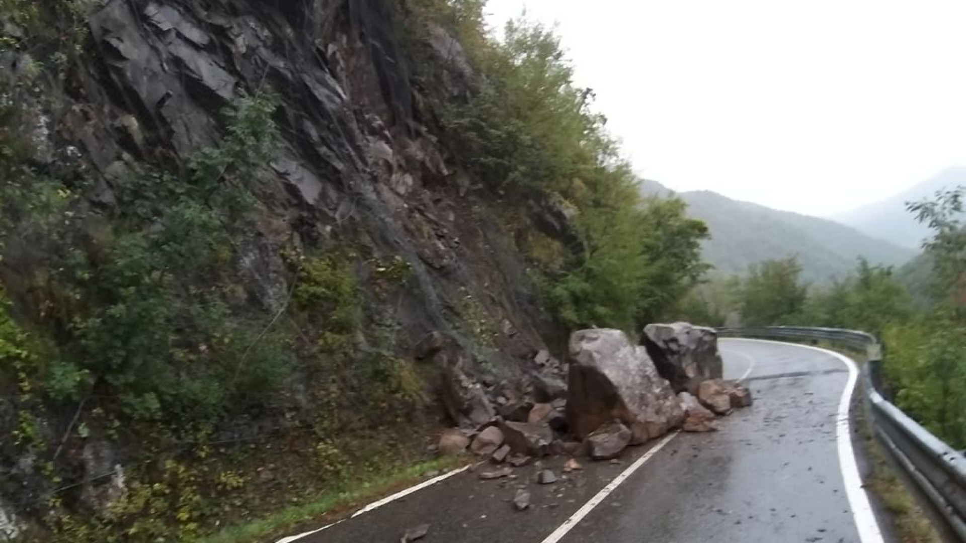 Maltempo: massi cadono sulla carreggiata, chiusa la Provinciale di Val d'Aveto
