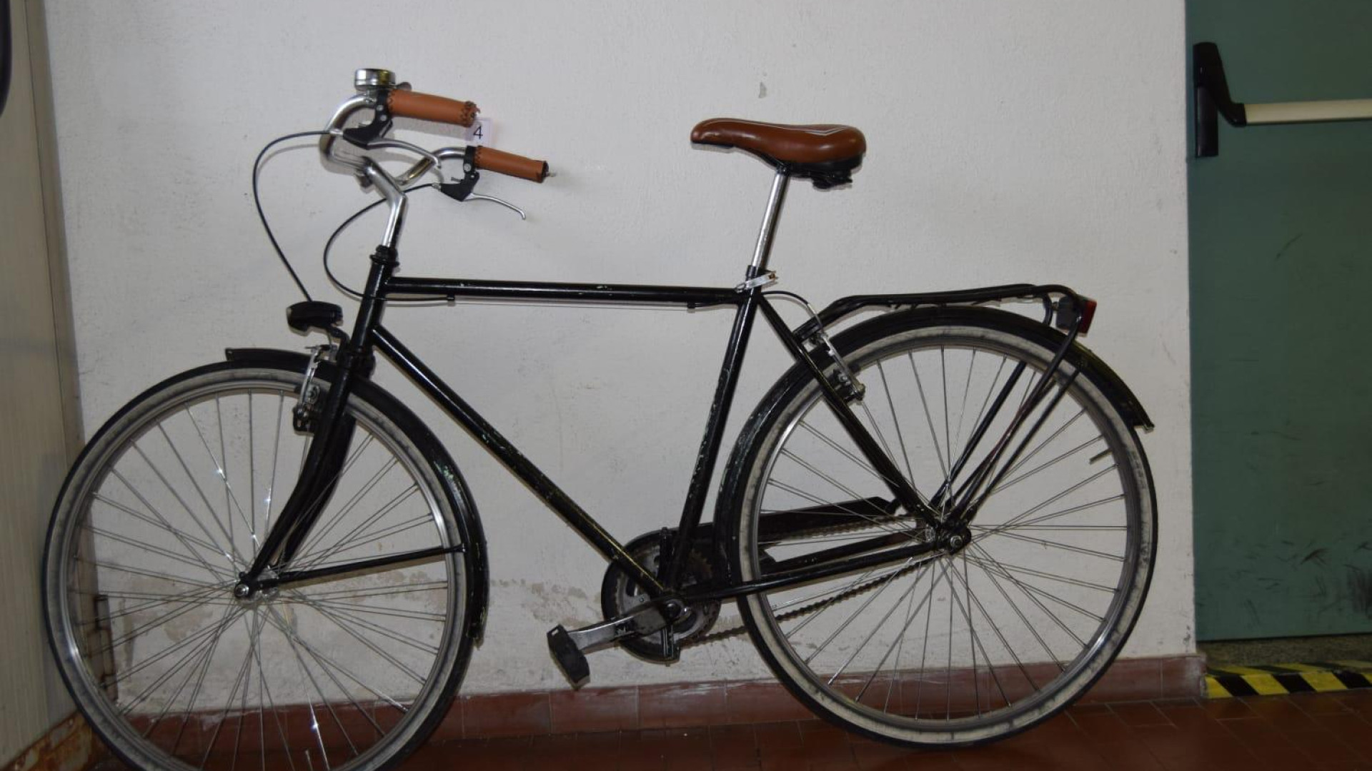 "Le bici? Sono mie", ma dalle tasche spuntano tronchese e catene spezzate. Denunciato