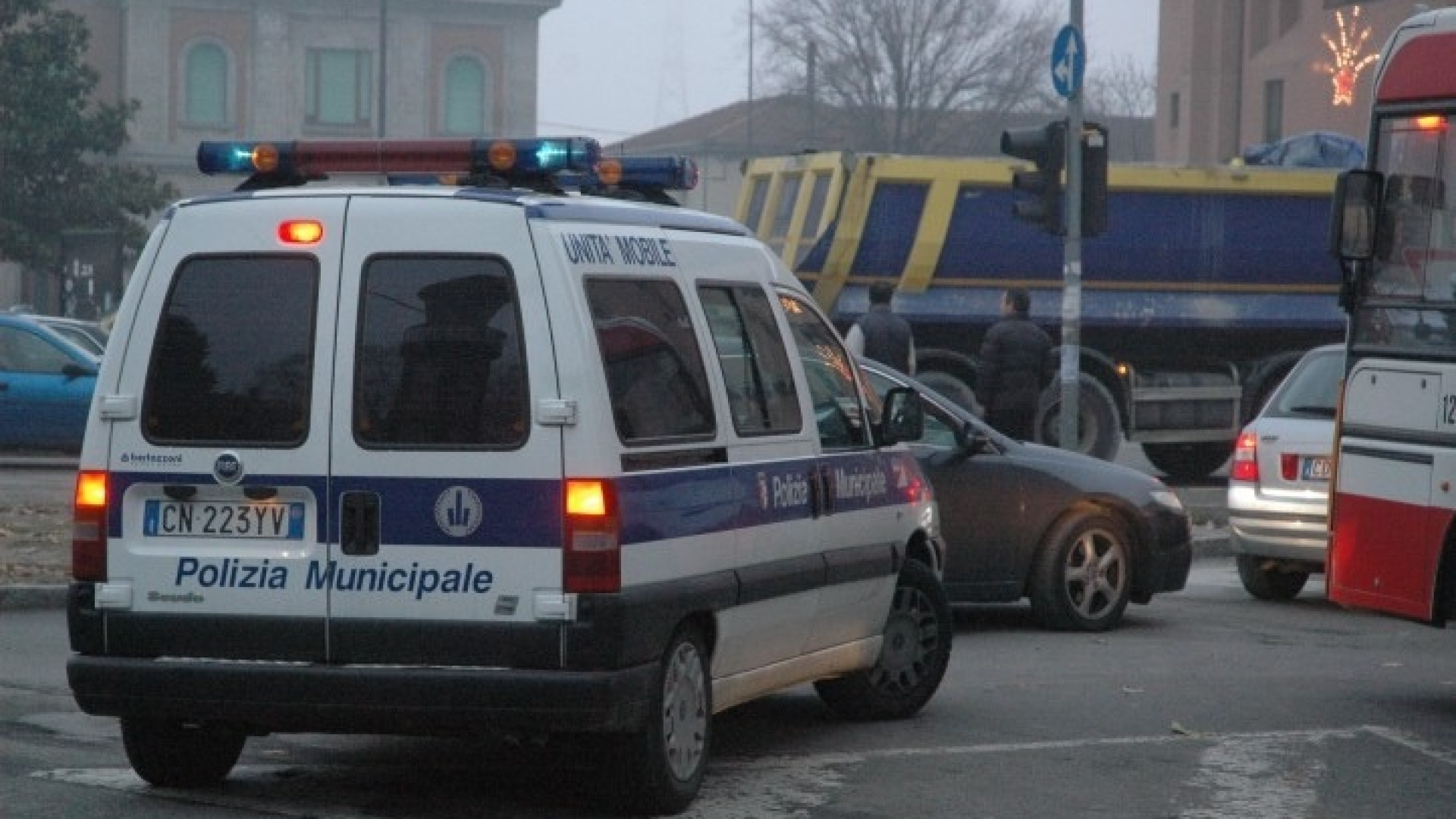 Vandalo di via Boselli: alcuni video potrebbero inchiodarlo. Vigili al lavoro