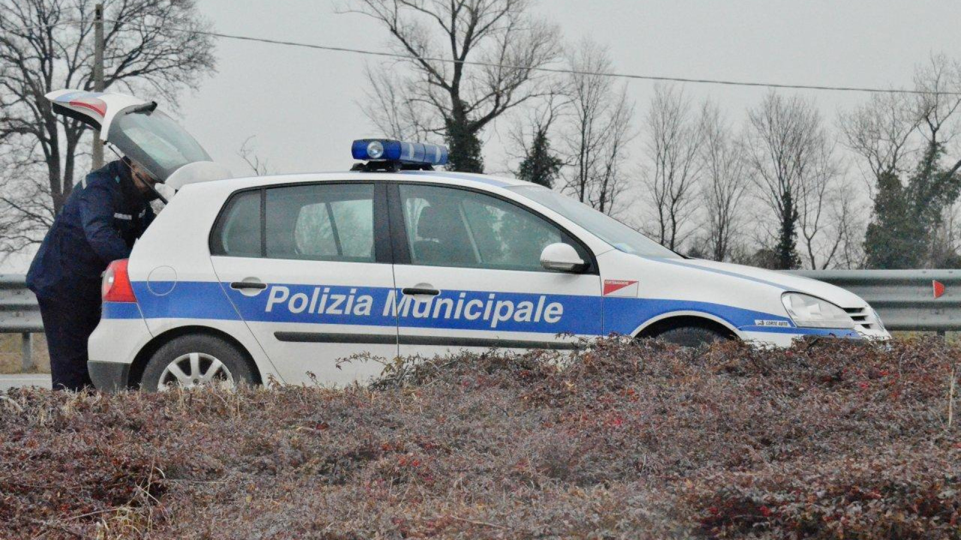 Camper rubato con le targhe accartocciate trovato sulla Caorsana