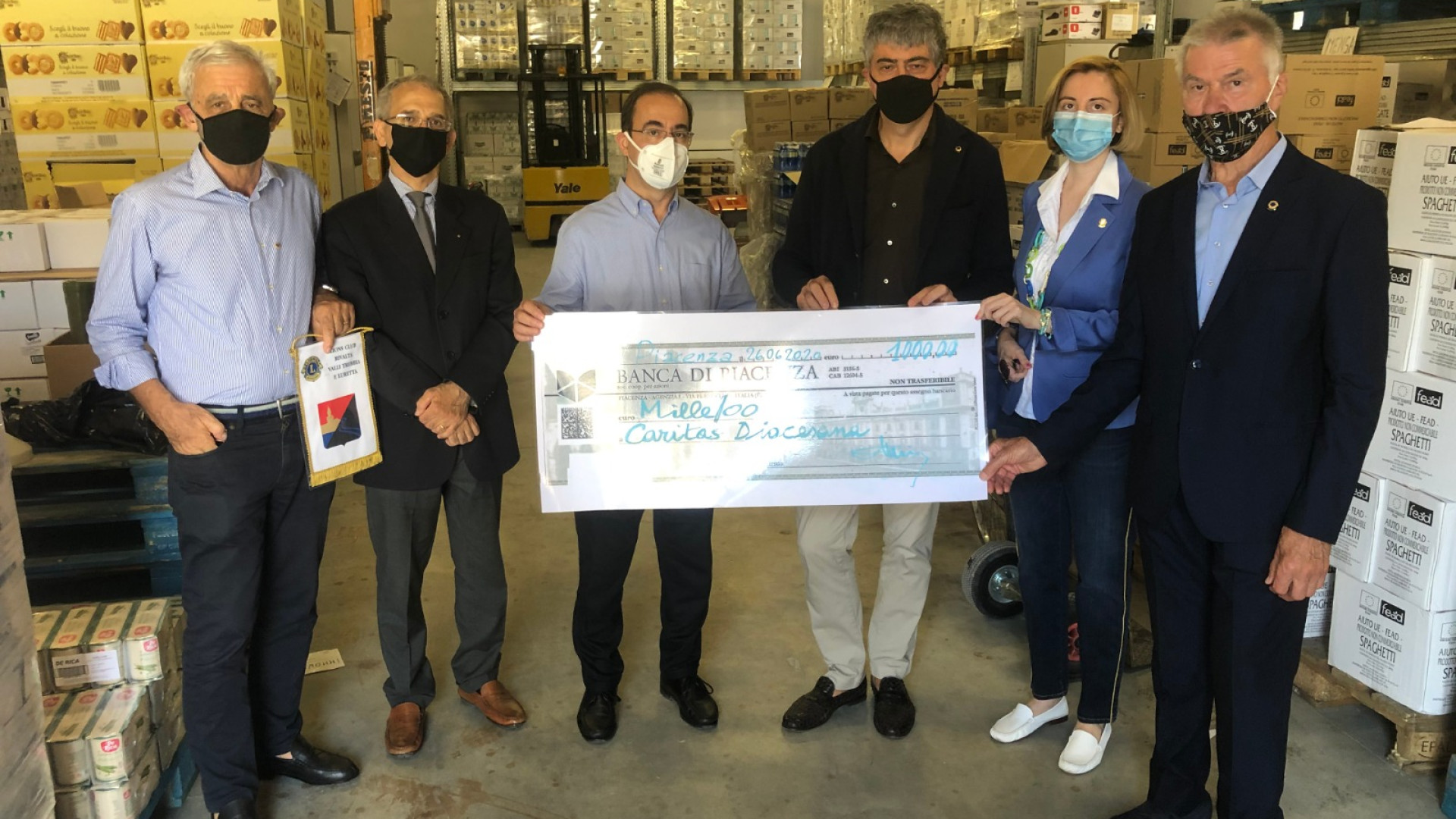 Club Lions e Leo donano mille euro alla Caritas: "Sostegno ai nuovi poveri"