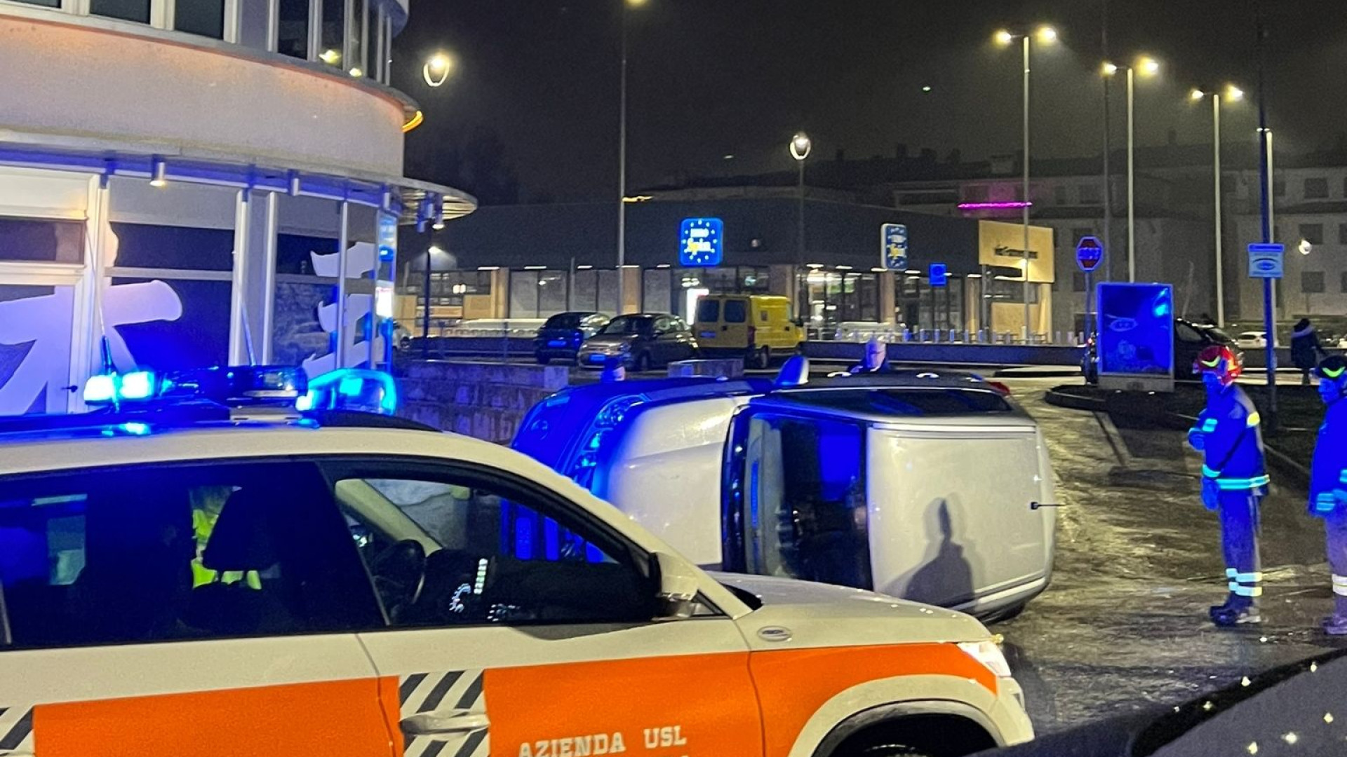 Perde il controllo dell'auto e si ribaltata in via Farnesiana, illesa la 65enne al volante