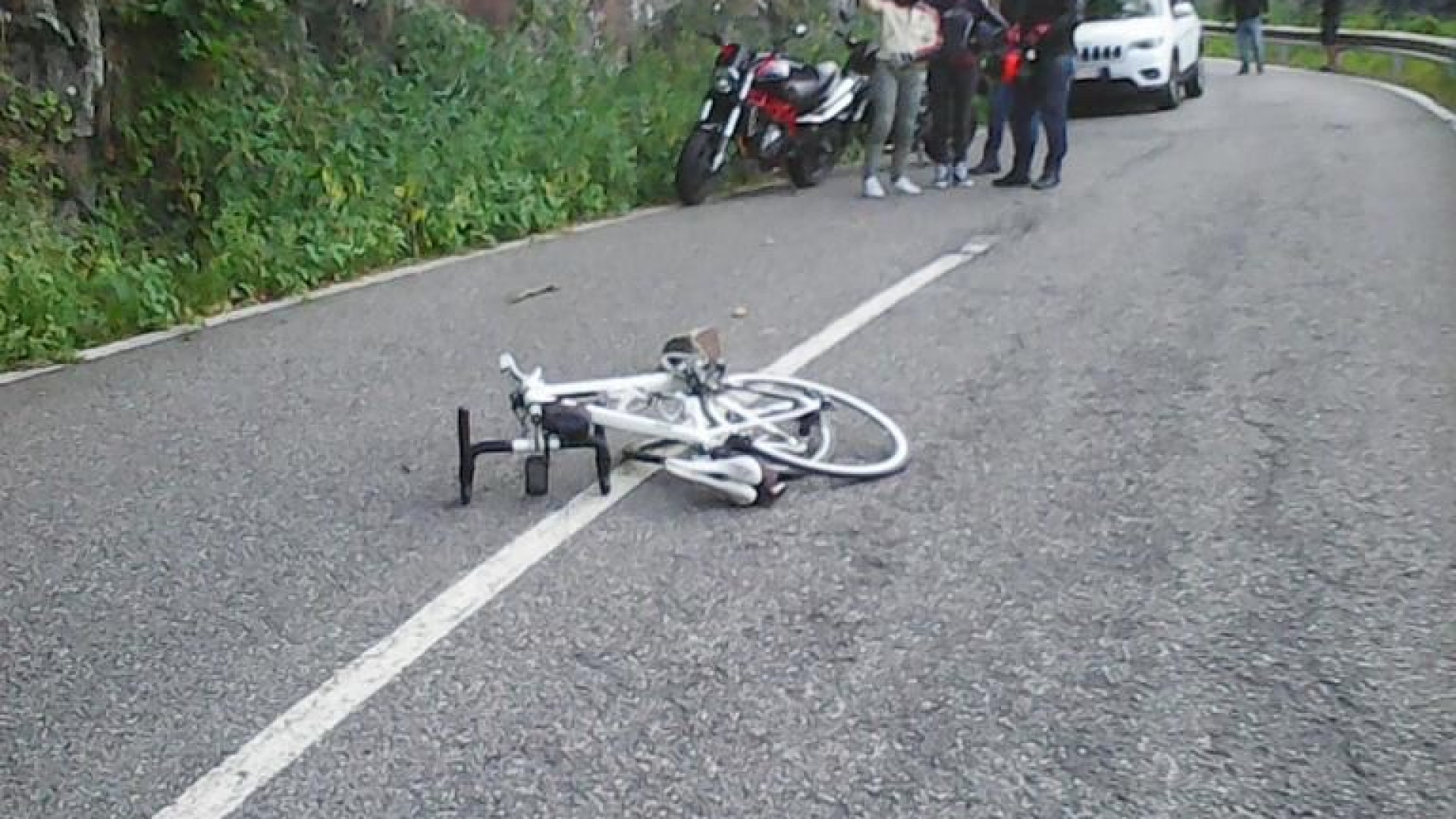 Cade una grossa pietra dalla montagna e centra una ciclista: gravissima