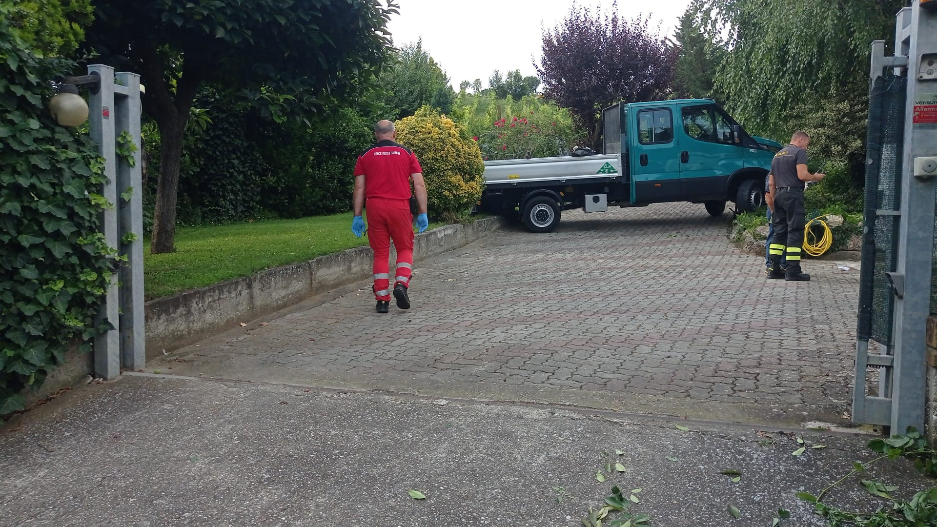 Trevozzo, furgone la investe mentre fa retromarcia: donna ferita trasportata a Parma