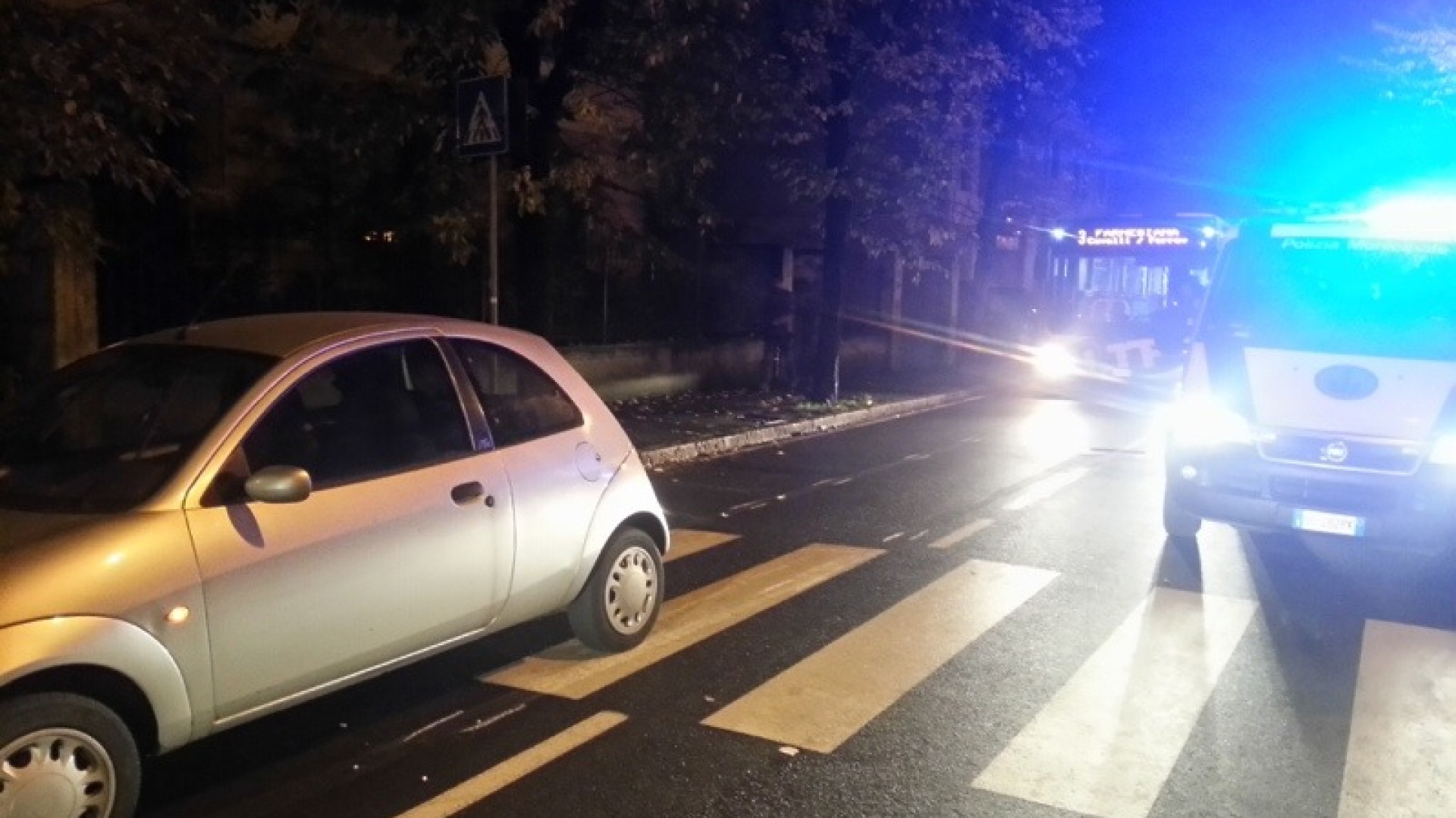 Paura all'Infrangibile: investita sulle strisce pedonali in via Montebello