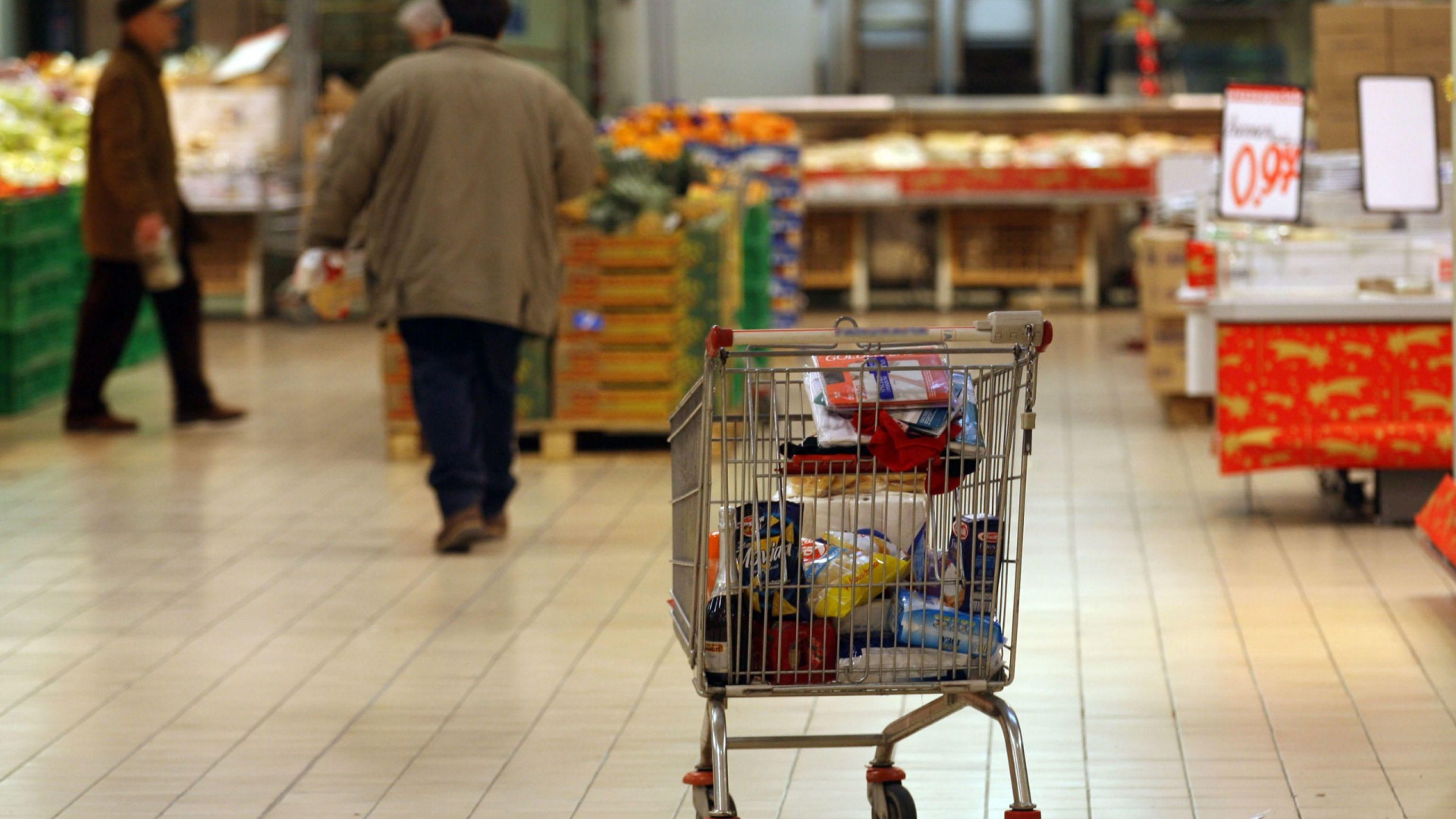 "Sono a fare la spesa perché ho la figlia a cena", ma era ai domiciliari. Arrestato