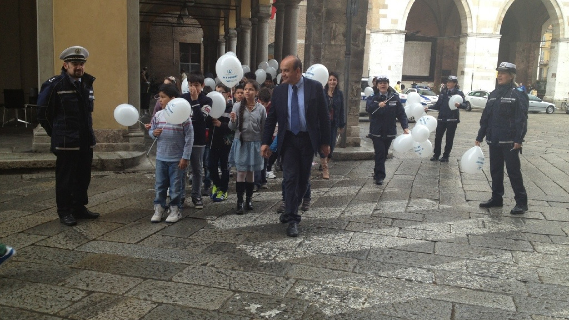 Bambini-vigili, palloncini agli automobilisti più disciplinati