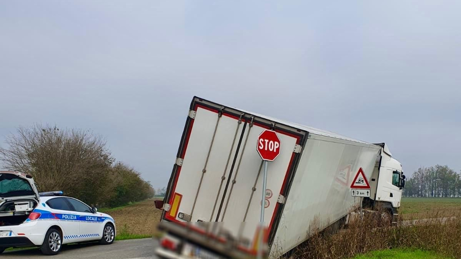Curva stretta, camion fuori strada in campagna a Rottofreno
