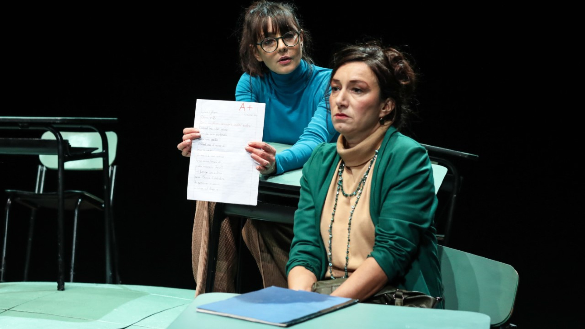 Al teatro Municipale "Il Nodo" con Ambra Angiolini e Arianna Scommegna
