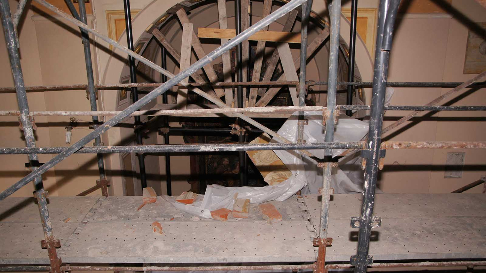 Nibbiano, ancora un crollo all'interno del santuario di Santa Maria del Monte