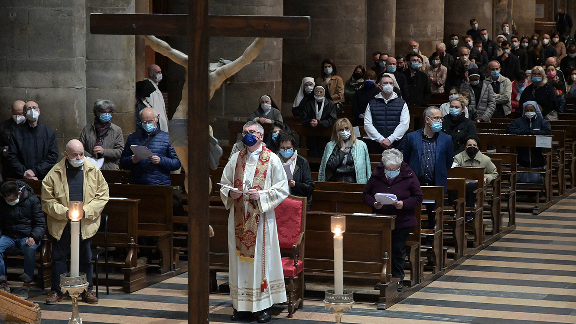 Preghiere e distanziamento, le foto del Venerdì santo dalla Cattedrale
