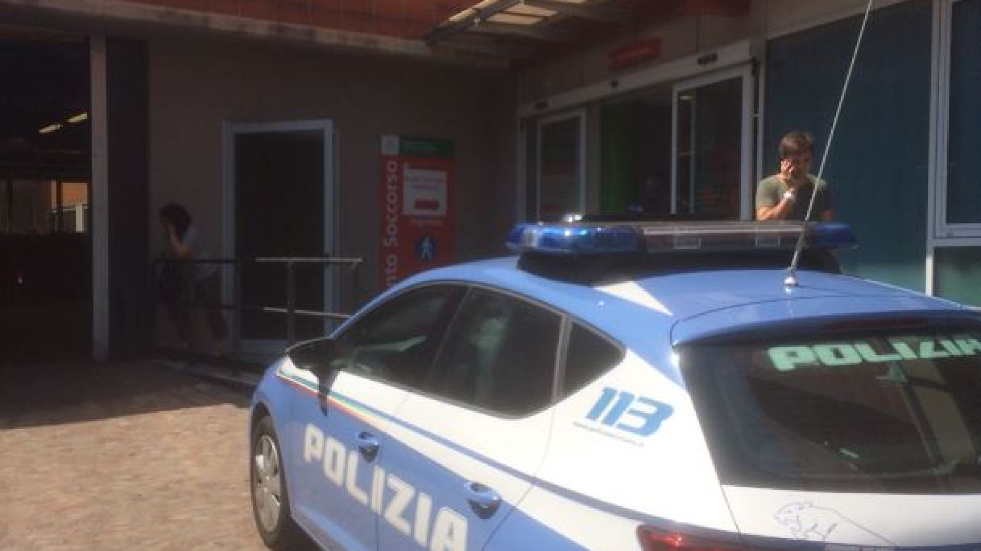 Ruba un portafoglio a una donna in attesa al pronto soccorso: denunciato