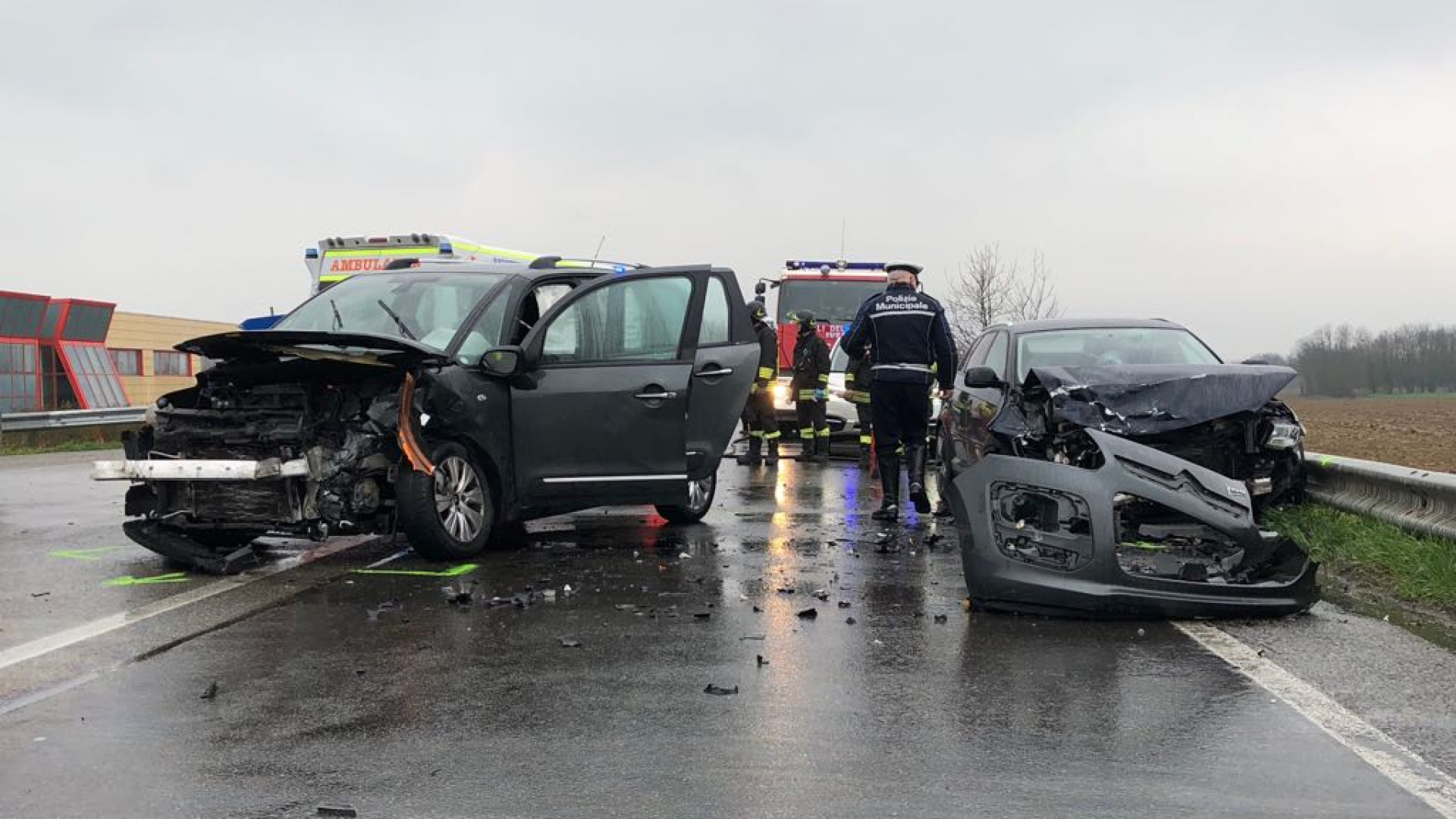 Tremendo schianto alle porte di Niviano: auto distrutte e tre feriti