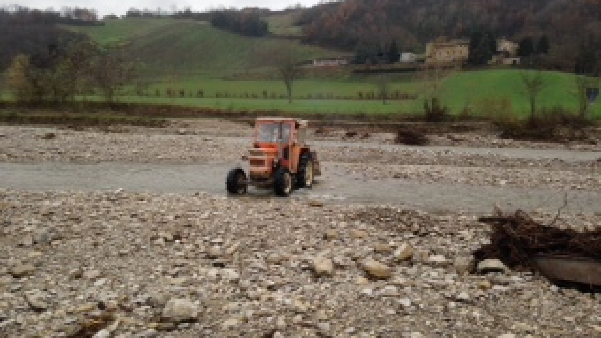Nel Chero con il trattore per andare a scuola. Manca la strada
