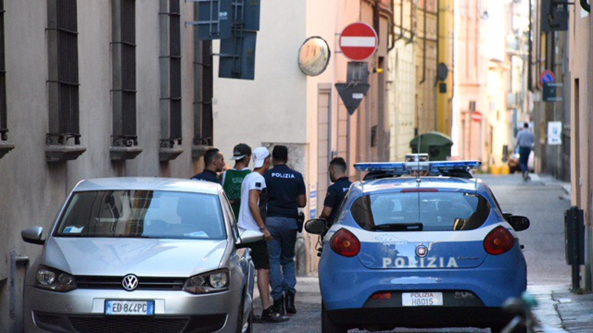 Ubriachi, aggrediscono il barista in piazza Duomo. Giudice li blocca